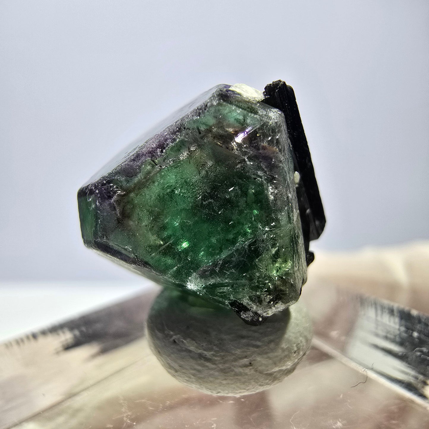 Cube hexagonal de fluorite fantôme, muscovite, tourmaline Schörl, Erongo, Namibie, 14 x 13 x 13 mm