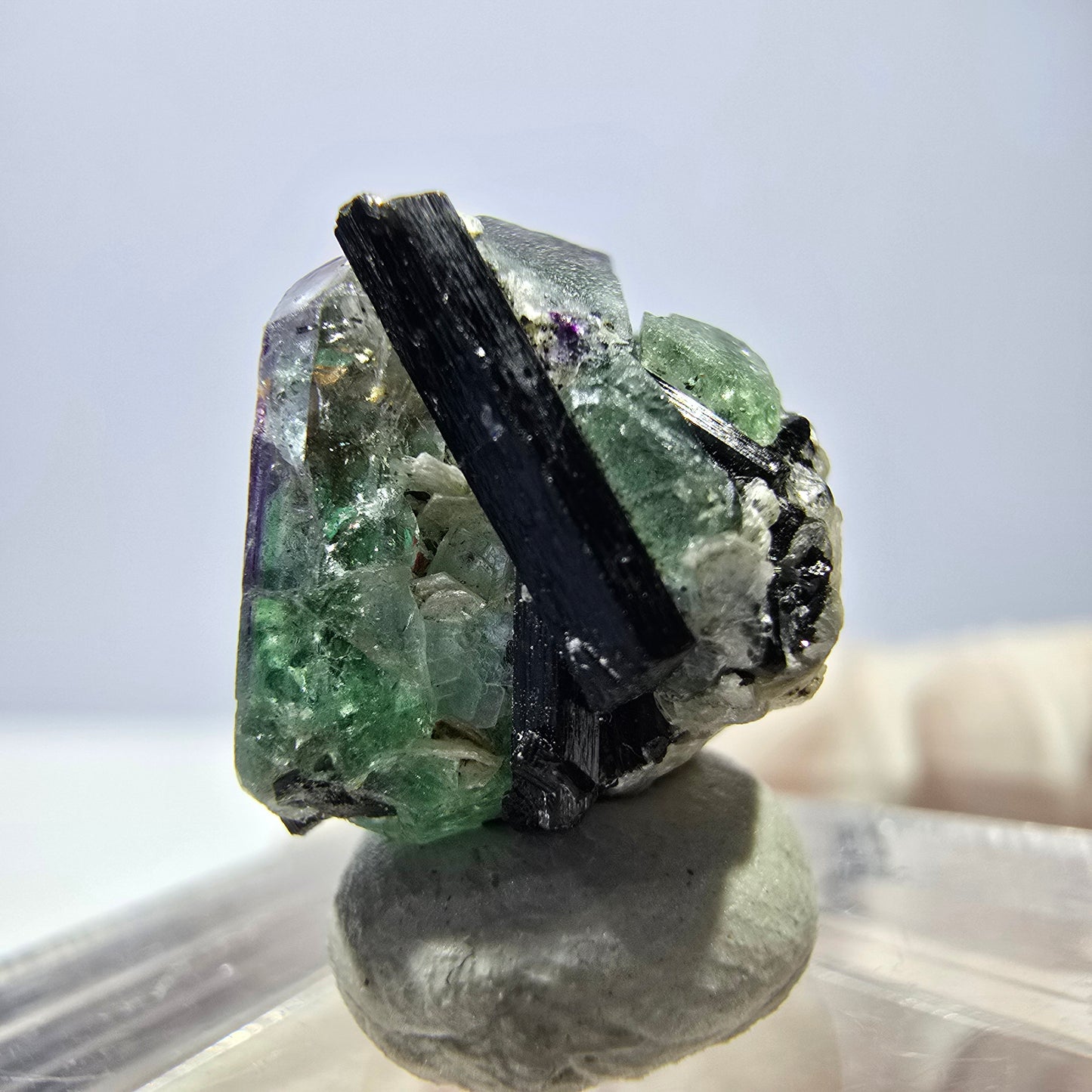 Cube hexagonal de fluorite fantôme, muscovite, tourmaline Schörl, Erongo, Namibie, 14 x 13 x 13 mm