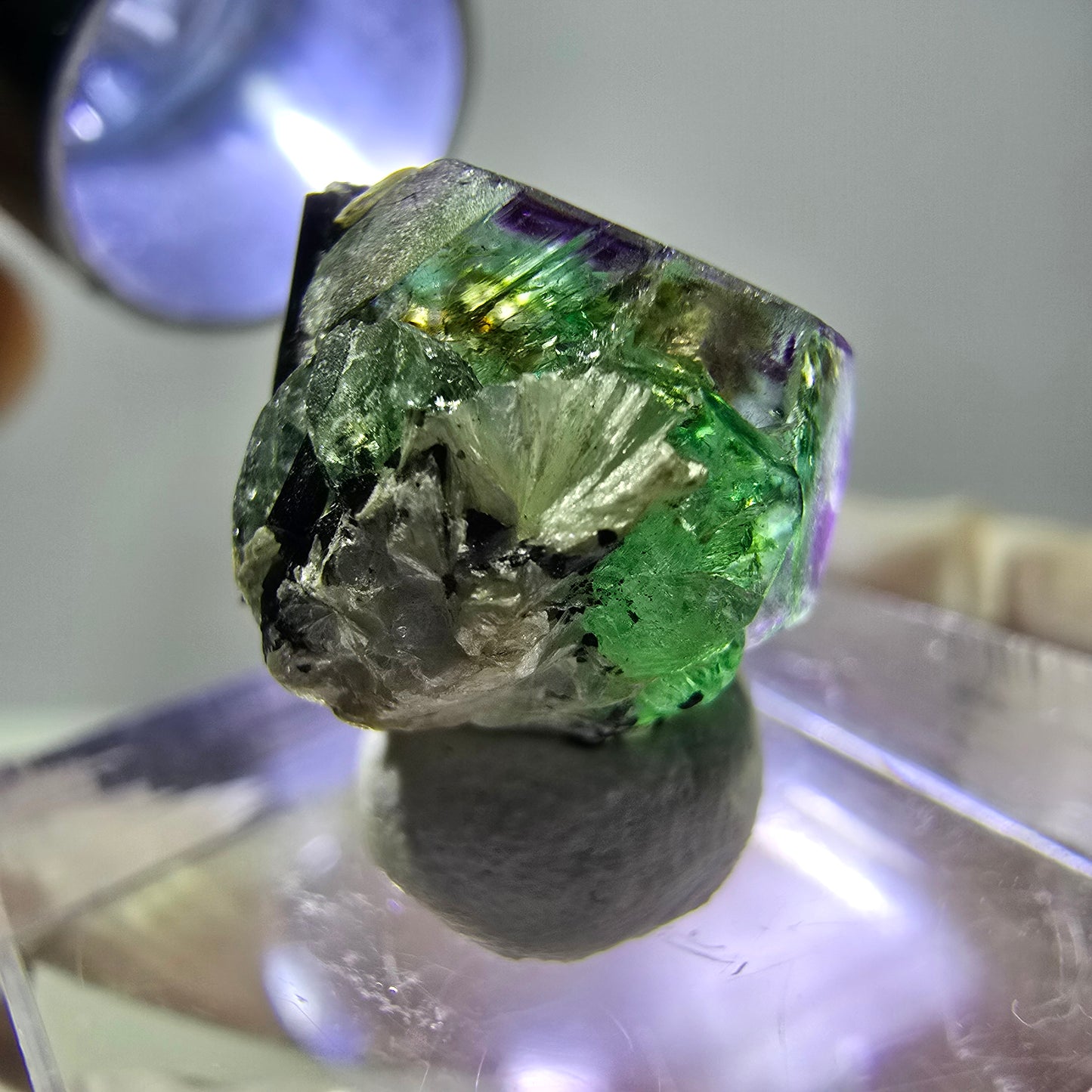 Cube hexagonal de fluorite fantôme, muscovite, tourmaline Schörl, Erongo, Namibie, 14 x 13 x 13 mm