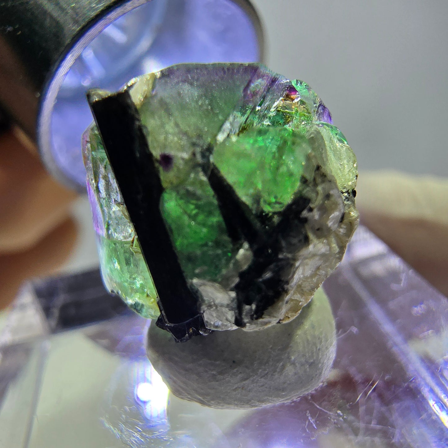 Cube hexagonal de fluorite fantôme, muscovite, tourmaline Schörl, Erongo, Namibie, 14 x 13 x 13 mm