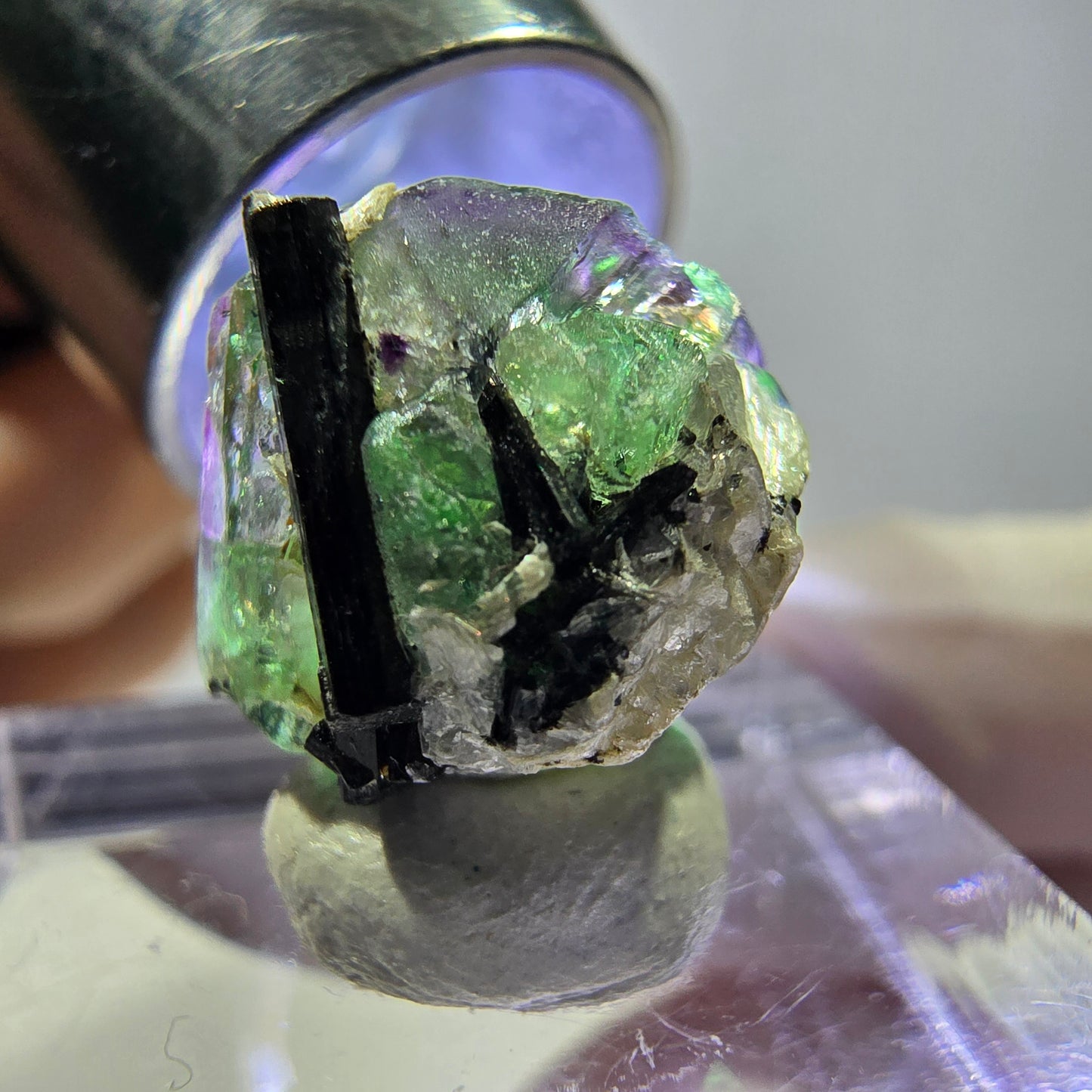 Cube hexagonal de fluorite fantôme, muscovite, tourmaline Schörl, Erongo, Namibie, 14 x 13 x 13 mm