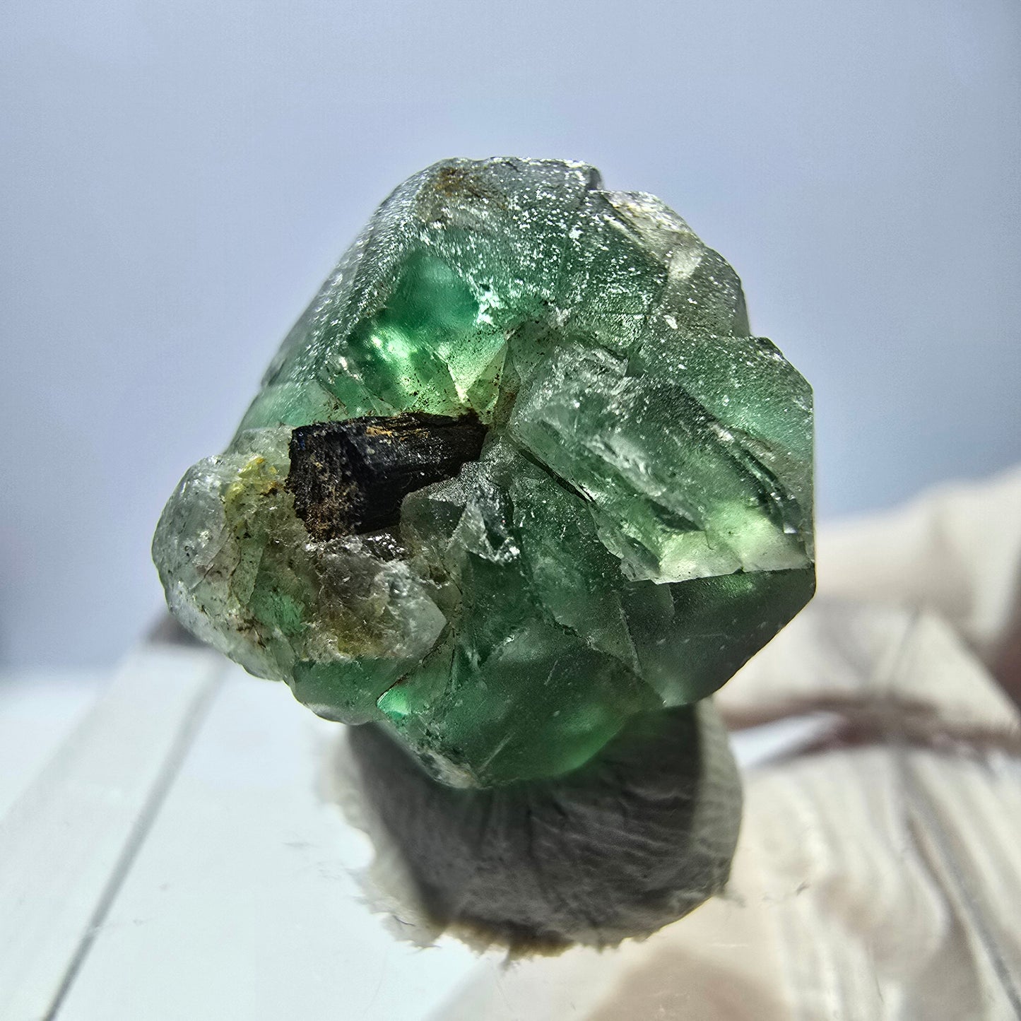 Cube hexagonal de fluorite fantôme, muscovite, tourmaline Schörl, Erongo, Namibie 14 x 13 x 12 mm