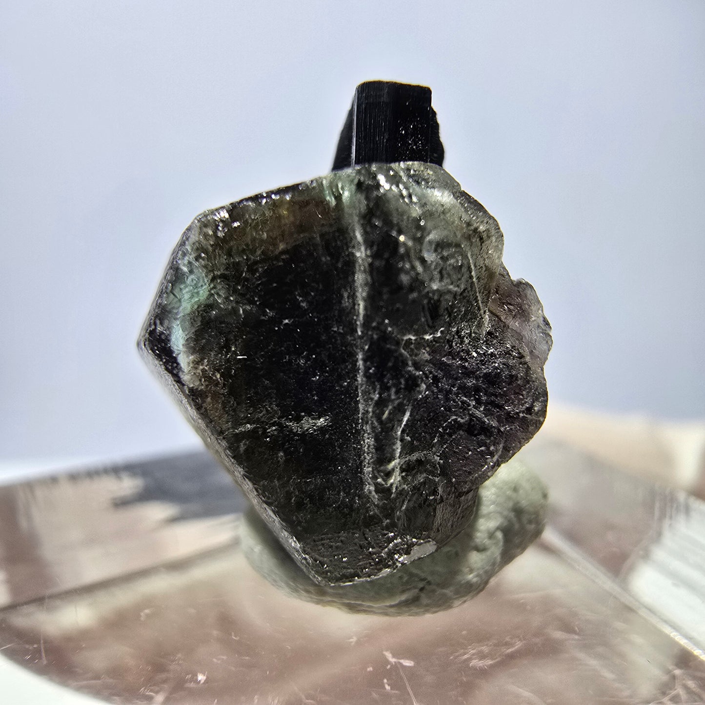 Spécimen de fluorite fantôme colorée et de tourmaline scholle muscovite, Erongo, Namibie, 14 x 10 x 15 mm