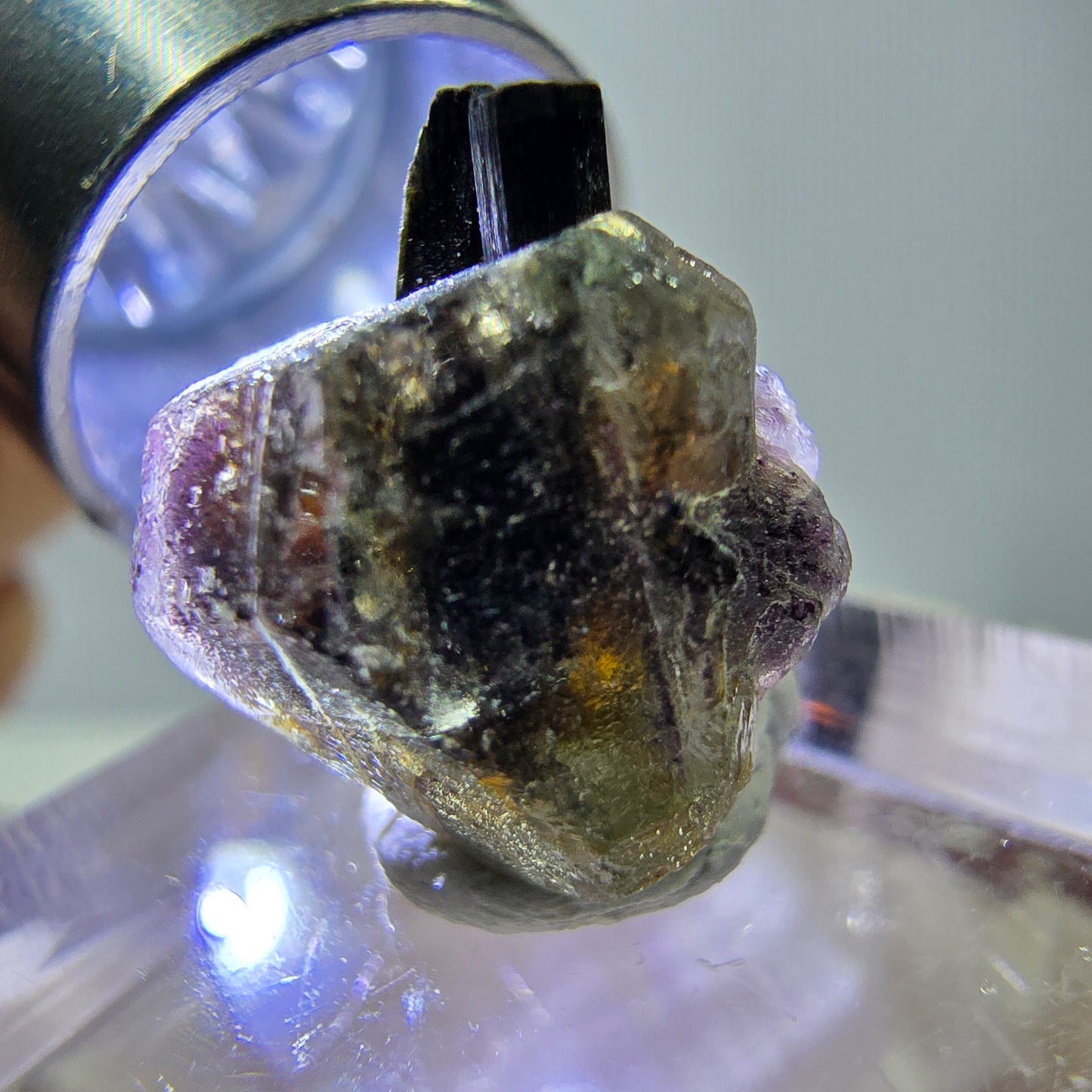 Spécimen de fluorite fantôme colorée et de tourmaline scholle muscovite, Erongo, Namibie, 14 x 10 x 15 mm