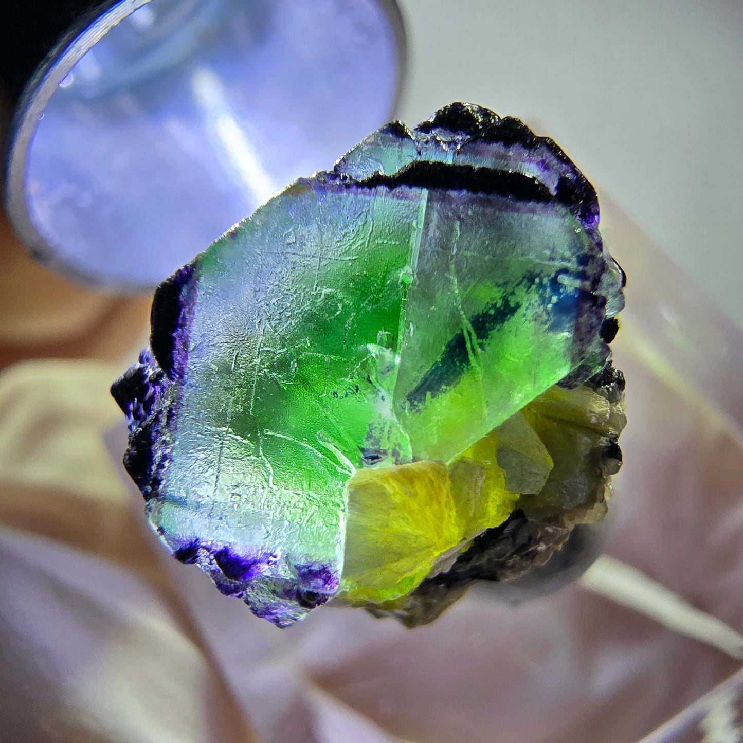 Cube de fluorite fantôme, zonal, muscovite, tourmaline Schorl, Erongo, Namibie, 17 x 14 x 12 mm