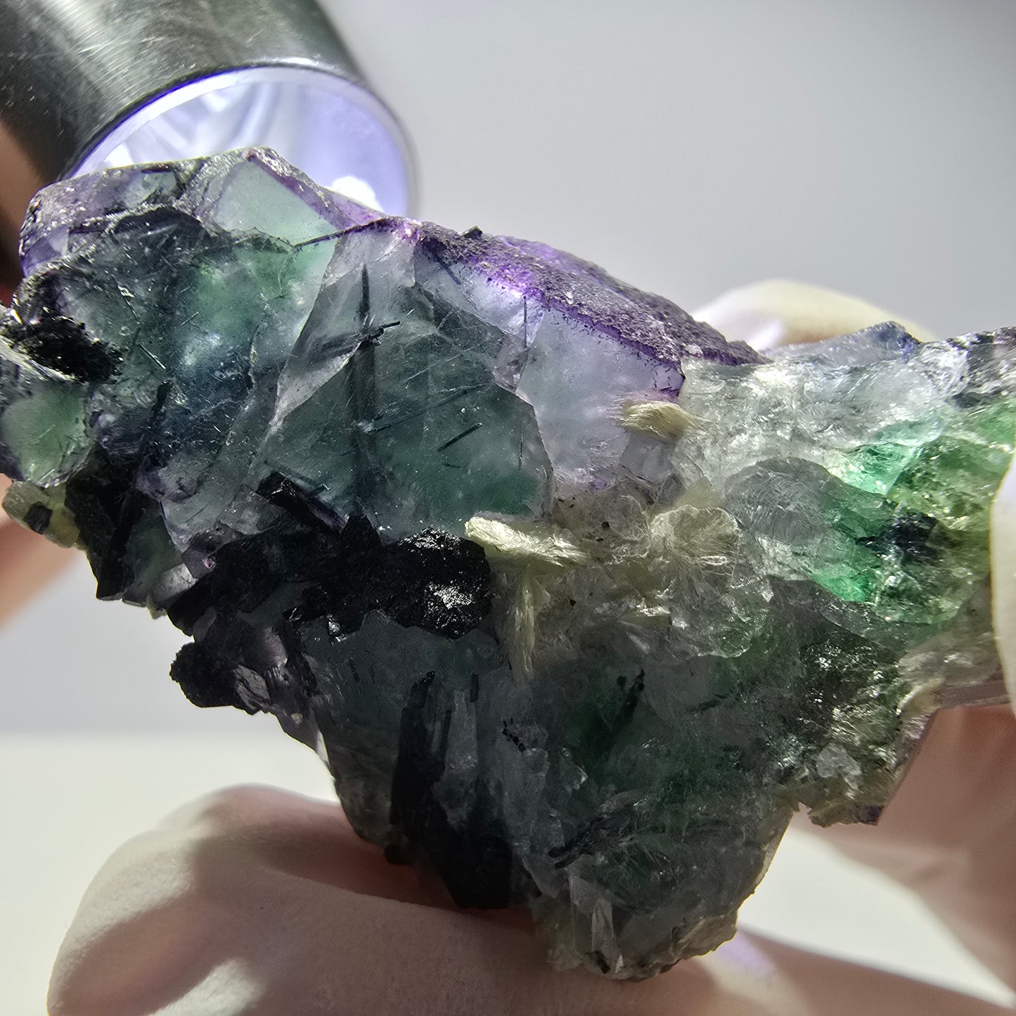 Cube de fluorite fantôme, zonal, muscovite, spécimen de tourmaline Schorl, Erongo, Namibie, 40 x 27 x 17 mm