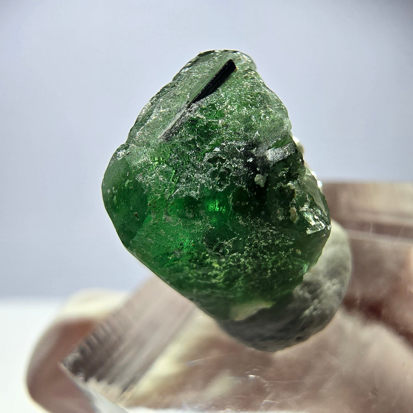 Cube hexagonal de fluorite fantôme, muscovite, tourmaline Schörl, Erongo, Namibie, 14 x 14 x 14 mm