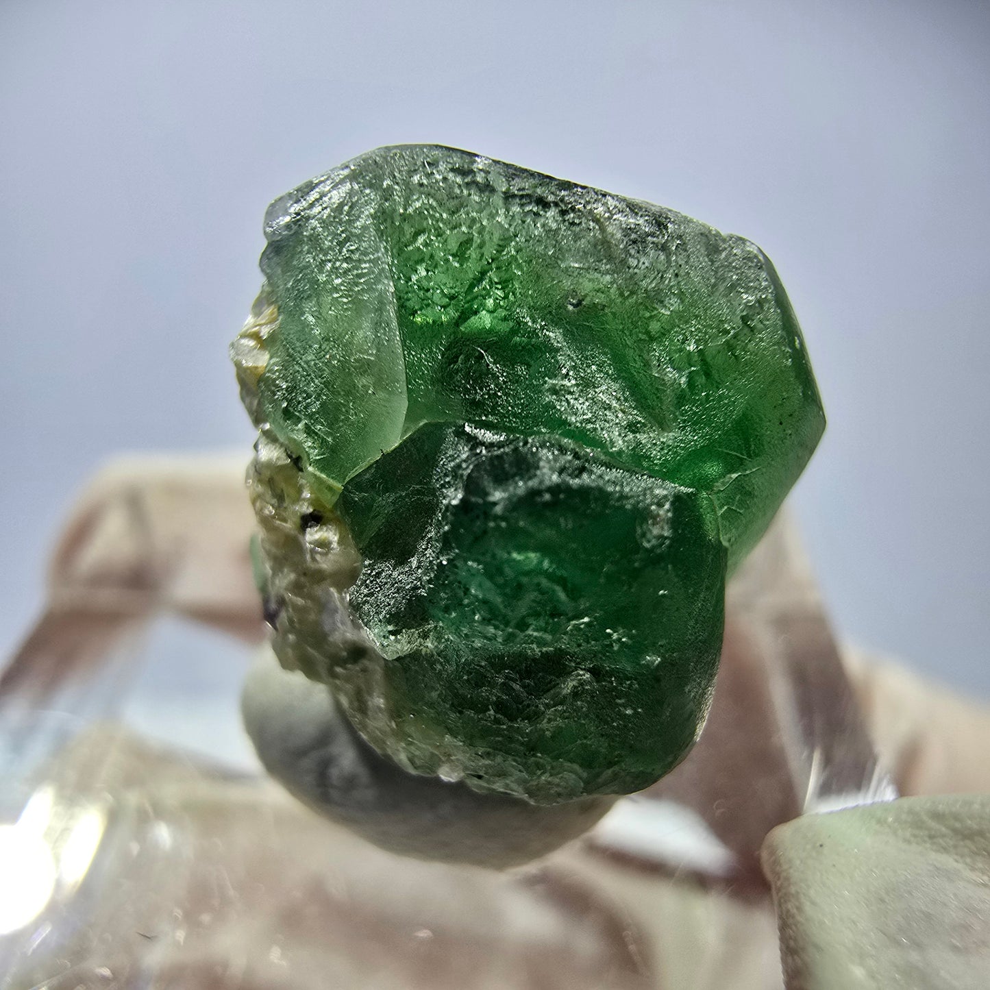 Cube hexagonal de fluorite fantôme, muscovite, tourmaline Schörl, Erongo, Namibie, 14 x 14 x 14 mm