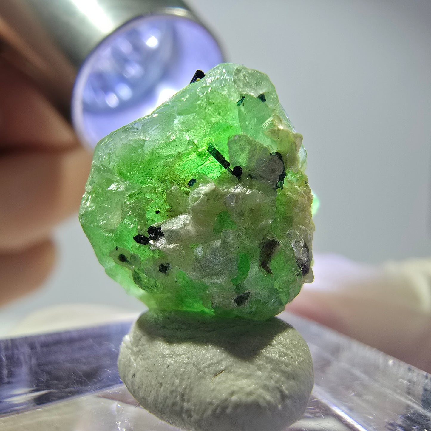 Cube hexagonal de fluorite fantôme, muscovite, tourmaline Schörl, Erongo, Namibie, 14 x 14 x 14 mm