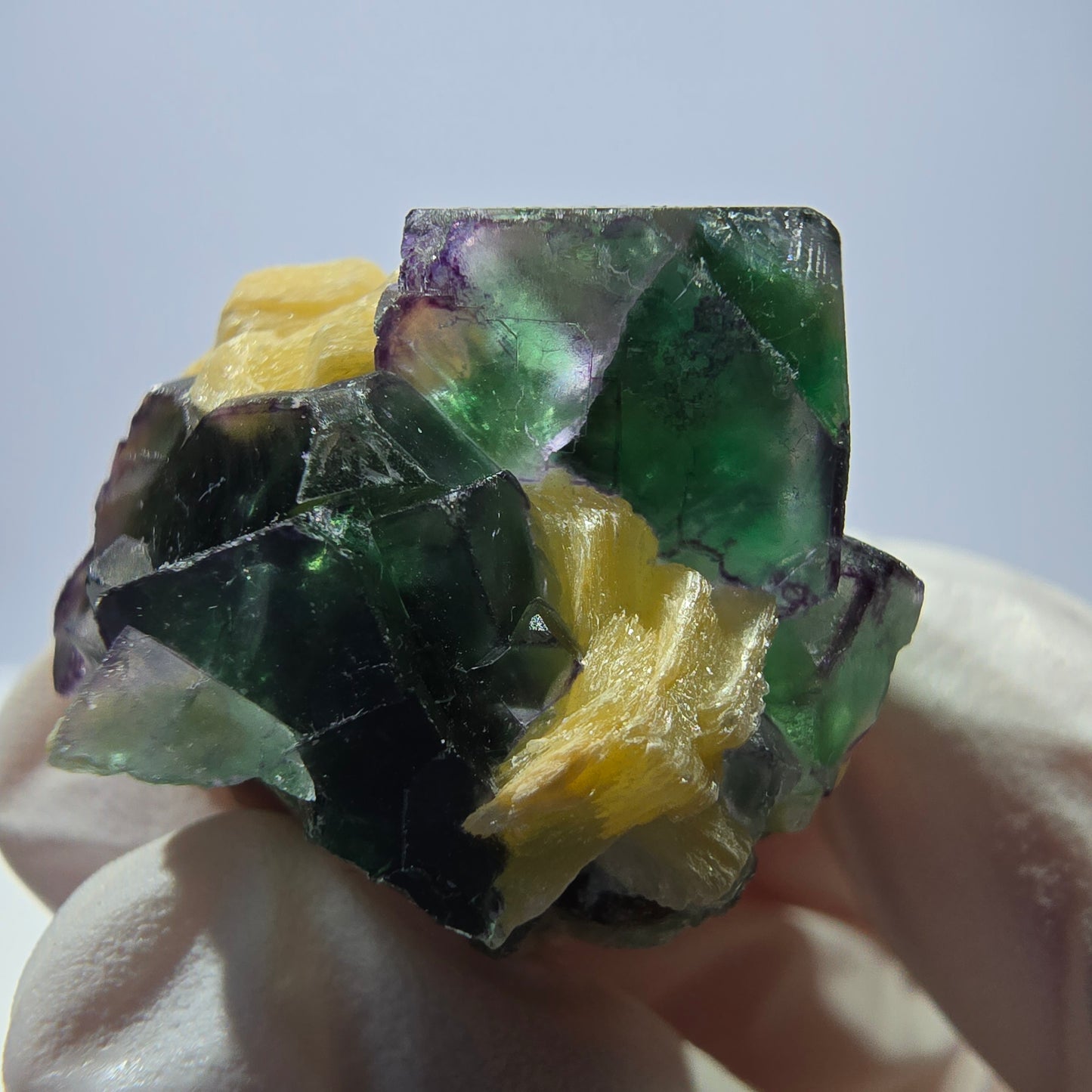 Cube de fluorite fantôme, muscovite et tourmaline Schorl, spécimen d'Erongo, Namibie, 27 x 25 x 25 mm