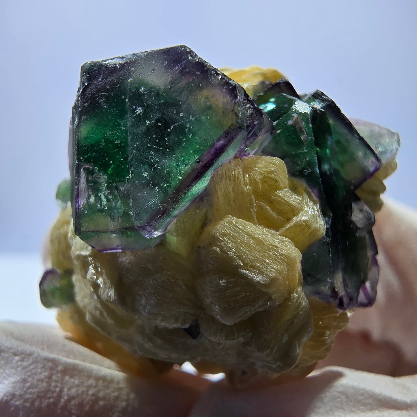 Cube de fluorite fantôme, muscovite et tourmaline Schorl, spécimen d'Erongo, Namibie, 27 x 25 x 25 mm