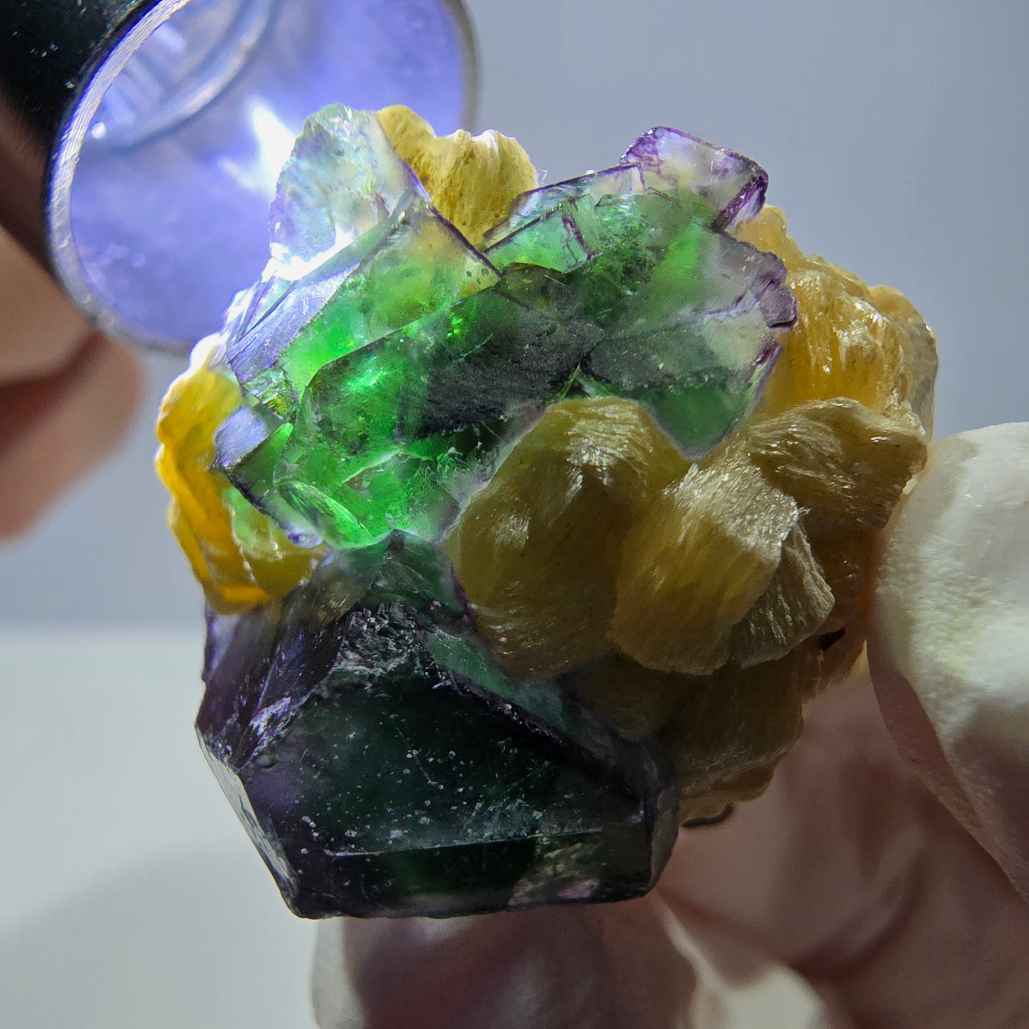 Cube de fluorite fantôme, muscovite et tourmaline Schorl, spécimen d'Erongo, Namibie, 27 x 25 x 25 mm