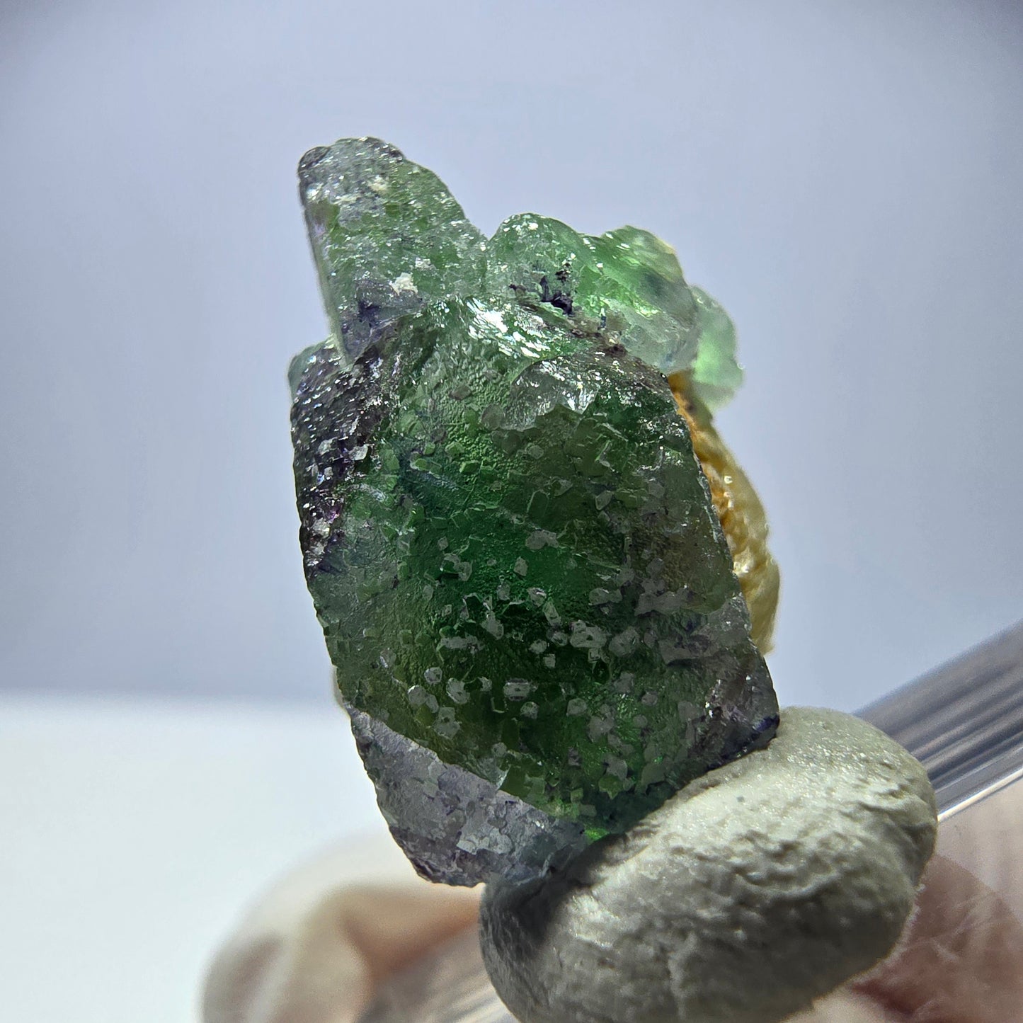 Cube de fluorite fantôme, muscovite et tourmaline Schorl, spécimen d'Erongo, Namibie, 18 x 14 x 13 mm
