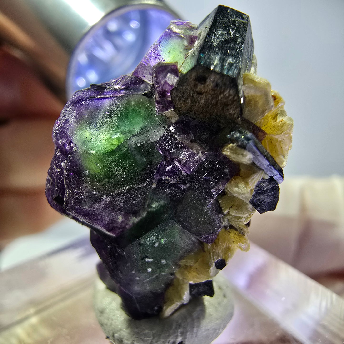 Cube de fluorite fantôme, zonal, muscovite, spécimen de tourmaline Schorl, Erongo, Namibie, 26 x 17 x 12 mm