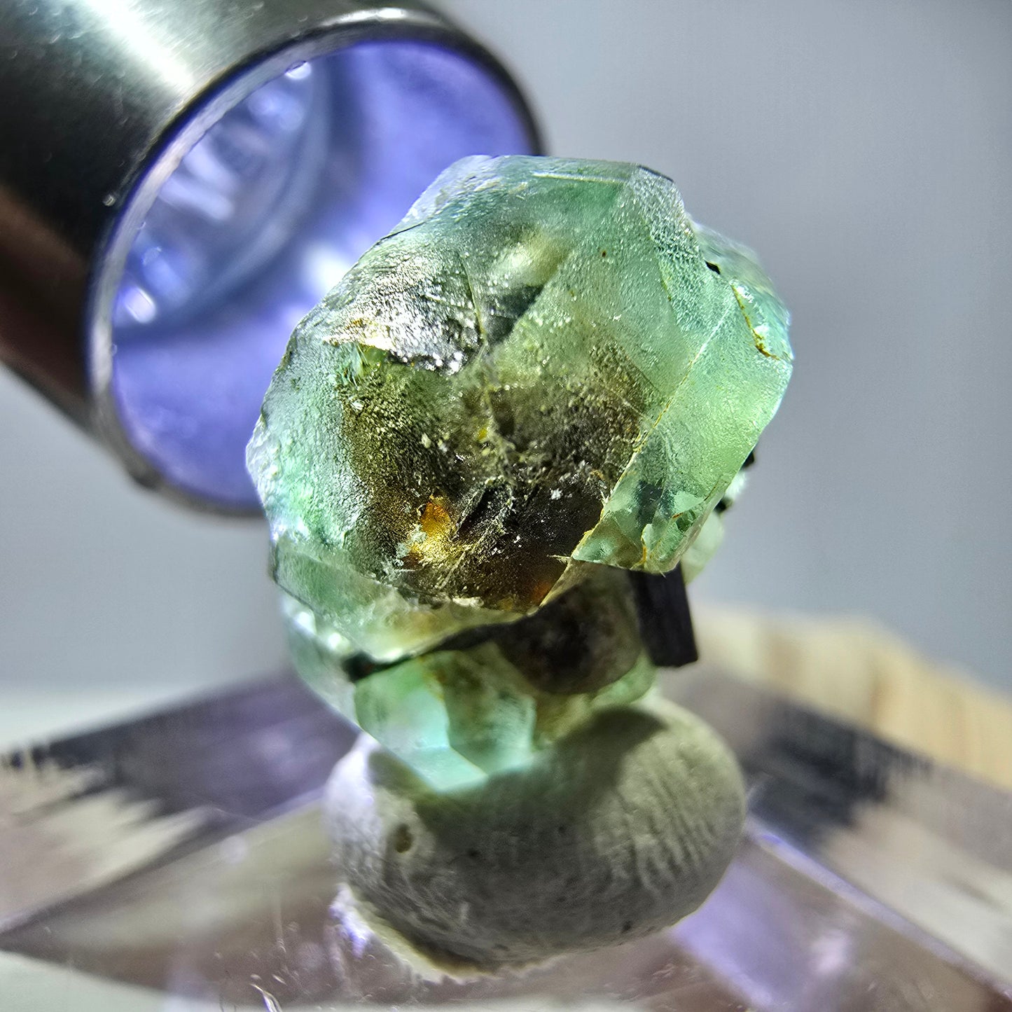 Cube hexagonal de fluorite fantôme, tourmaline Schorl d'Erongo, Namibie 17 x 13 x 12 mm