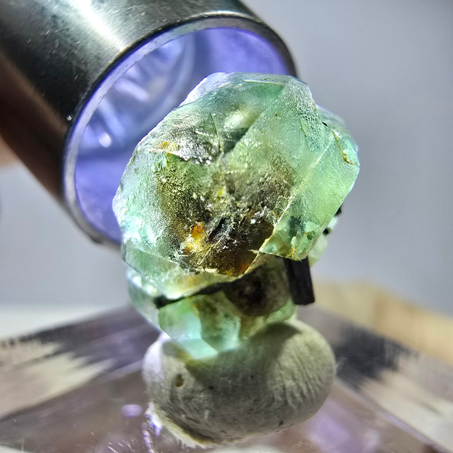 Cube hexagonal de fluorite fantôme, tourmaline Schorl d'Erongo, Namibie 17 x 13 x 12 mm