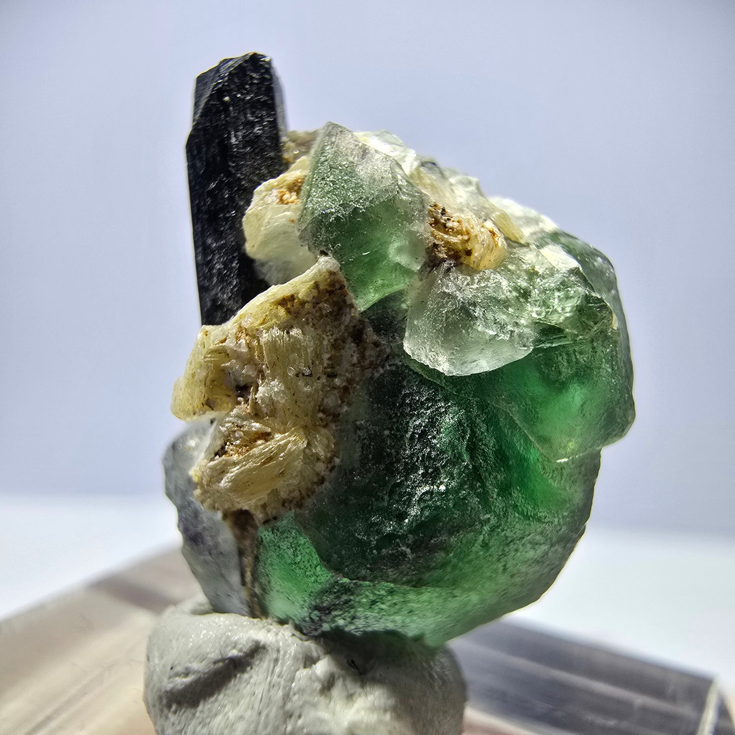 Cube hexagonal de fluorite fantôme, muscovite, tourmaline Schörl, Erongo, Namibie, 22 x 17 x 12 mm