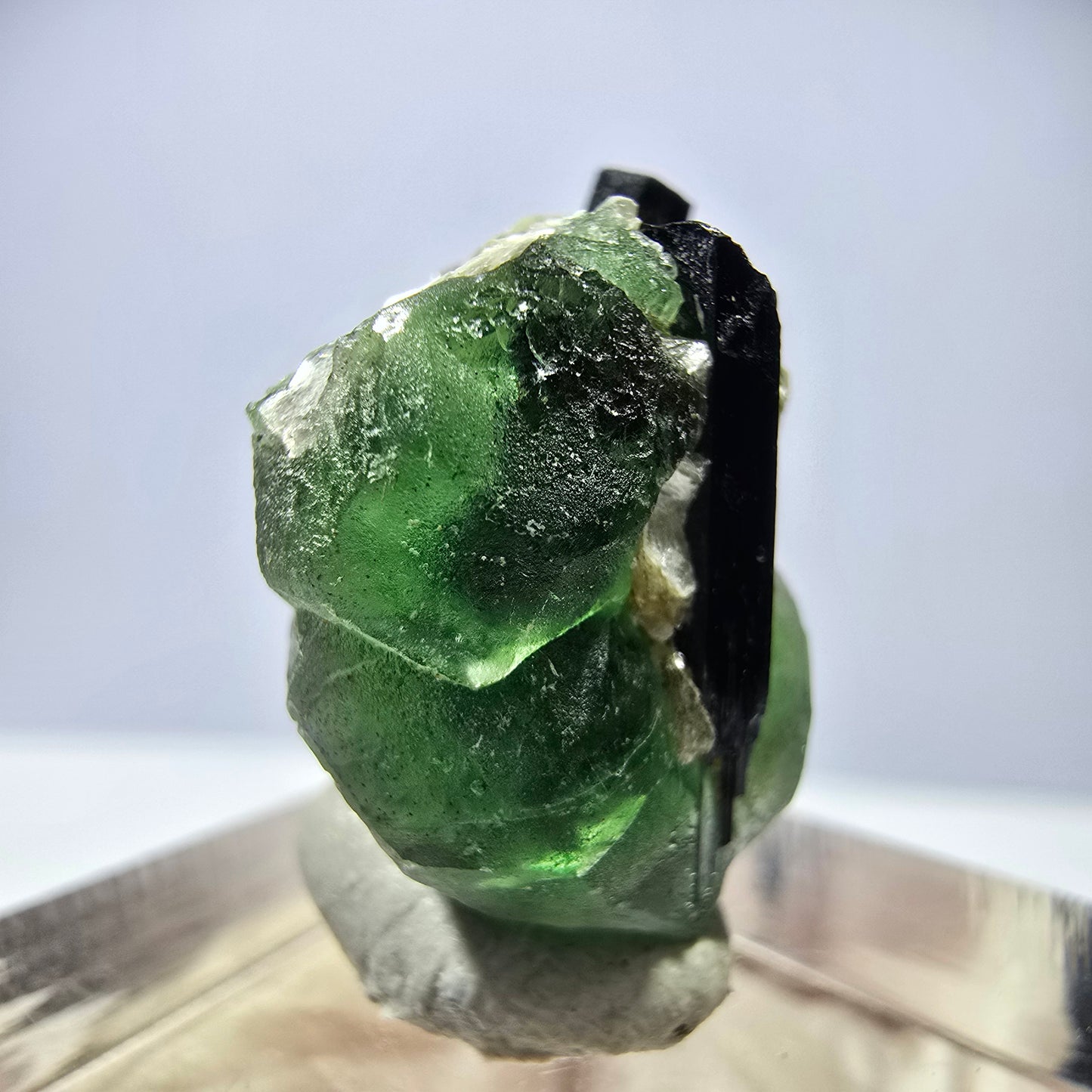 Cube hexagonal de fluorite fantôme, muscovite, tourmaline Schörl, Erongo, Namibie, 22 x 17 x 12 mm