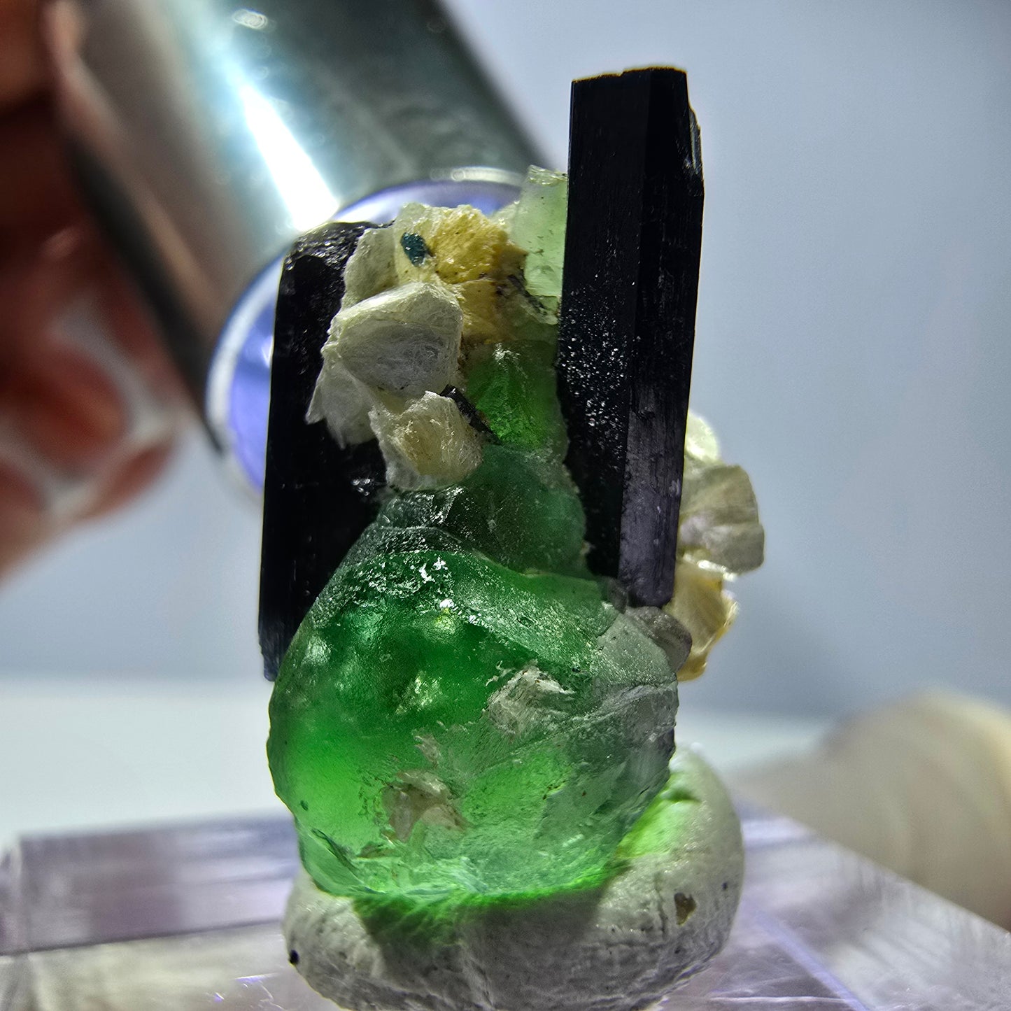 Cube hexagonal de fluorite fantôme, muscovite, tourmaline Schörl, Erongo, Namibie, 22 x 17 x 12 mm