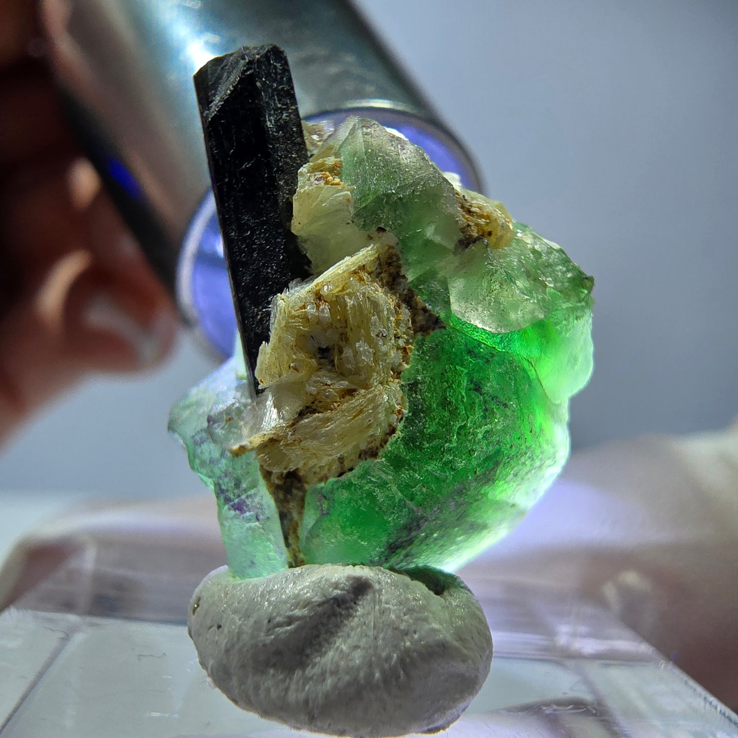Cube hexagonal de fluorite fantôme, muscovite, tourmaline Schörl, Erongo, Namibie, 22 x 17 x 12 mm