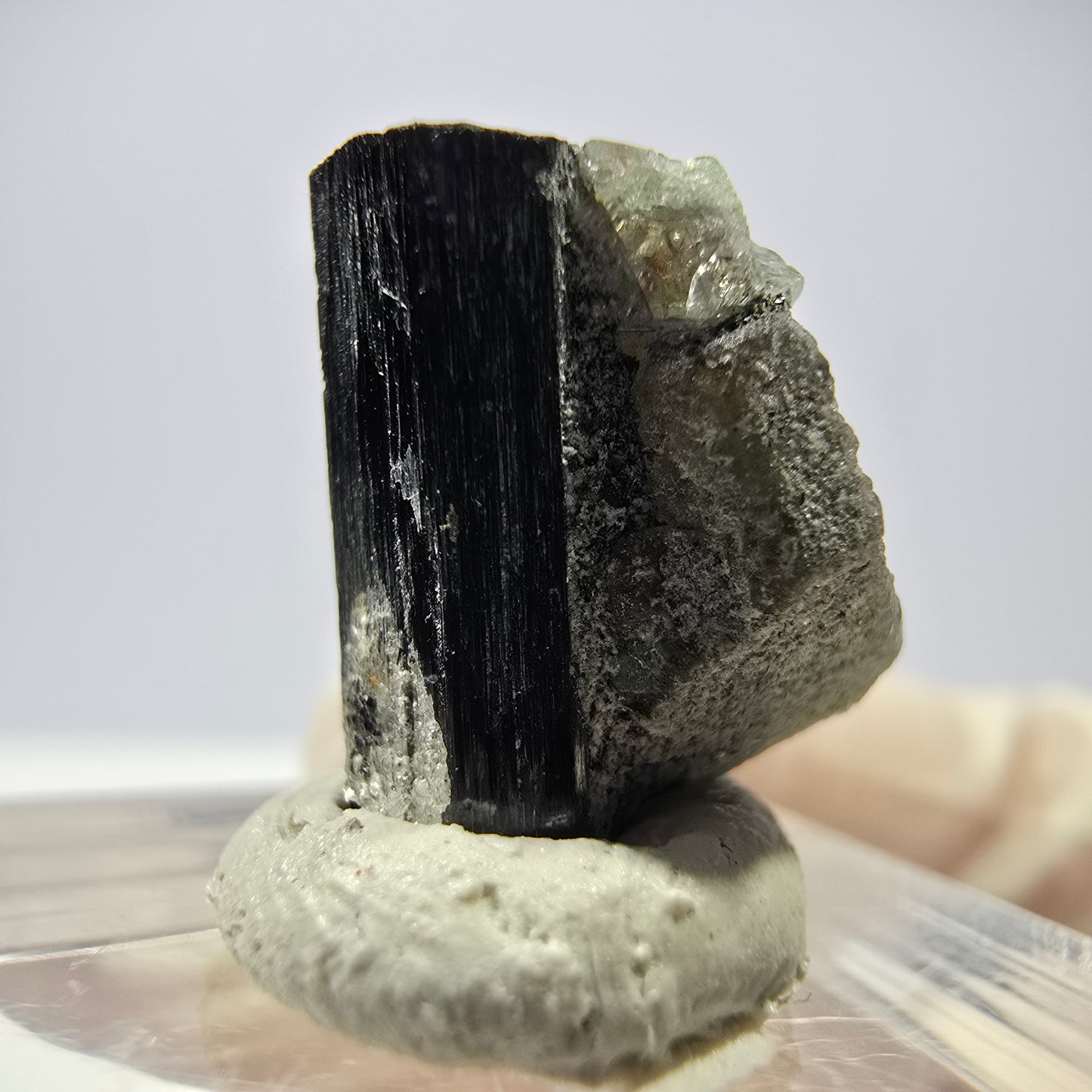 Cube hexagonal de fluorite fantôme, tourmaline Schorl d'Erongo, Namibie 16 x 14 x 13 mm