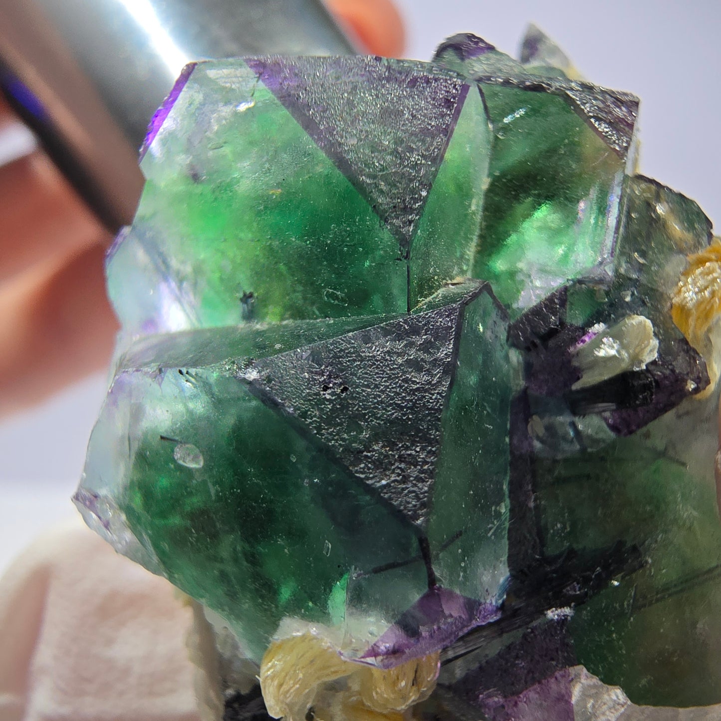 Cube de fluorite fantôme, zonal, muscovite, spécimen de tourmaline Schorl, Erongo, Namibie, 39 x 28 x 22 mm