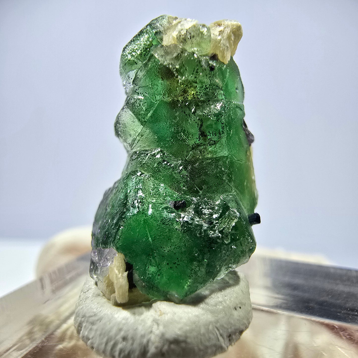 Cube de fluorite fantôme, muscovite et tourmaline Schorl, spécimen d'Erongo, Namibie, 22 x 14 x 13 mm