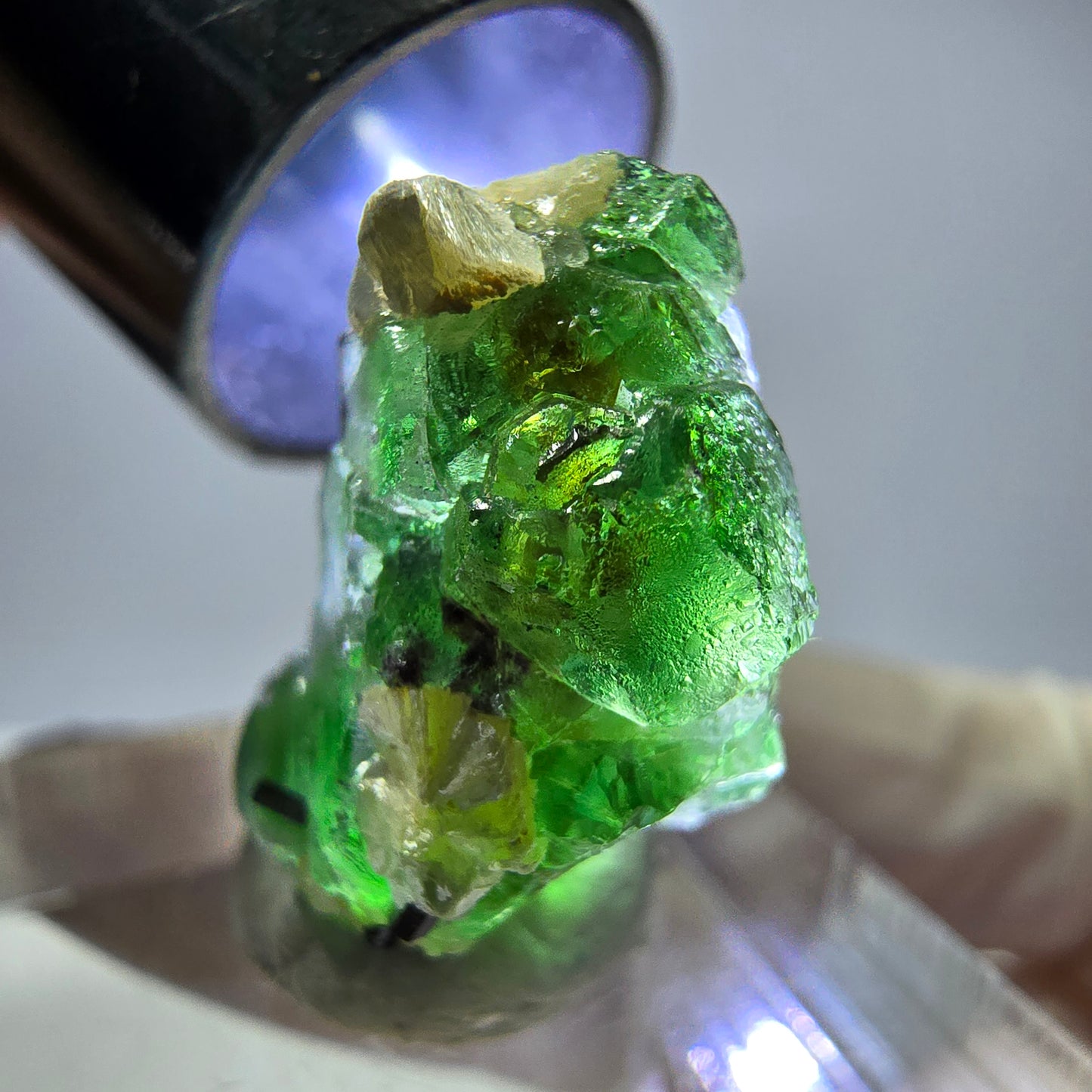 Cube de fluorite fantôme, muscovite et tourmaline Schorl, spécimen d'Erongo, Namibie, 22 x 14 x 13 mm