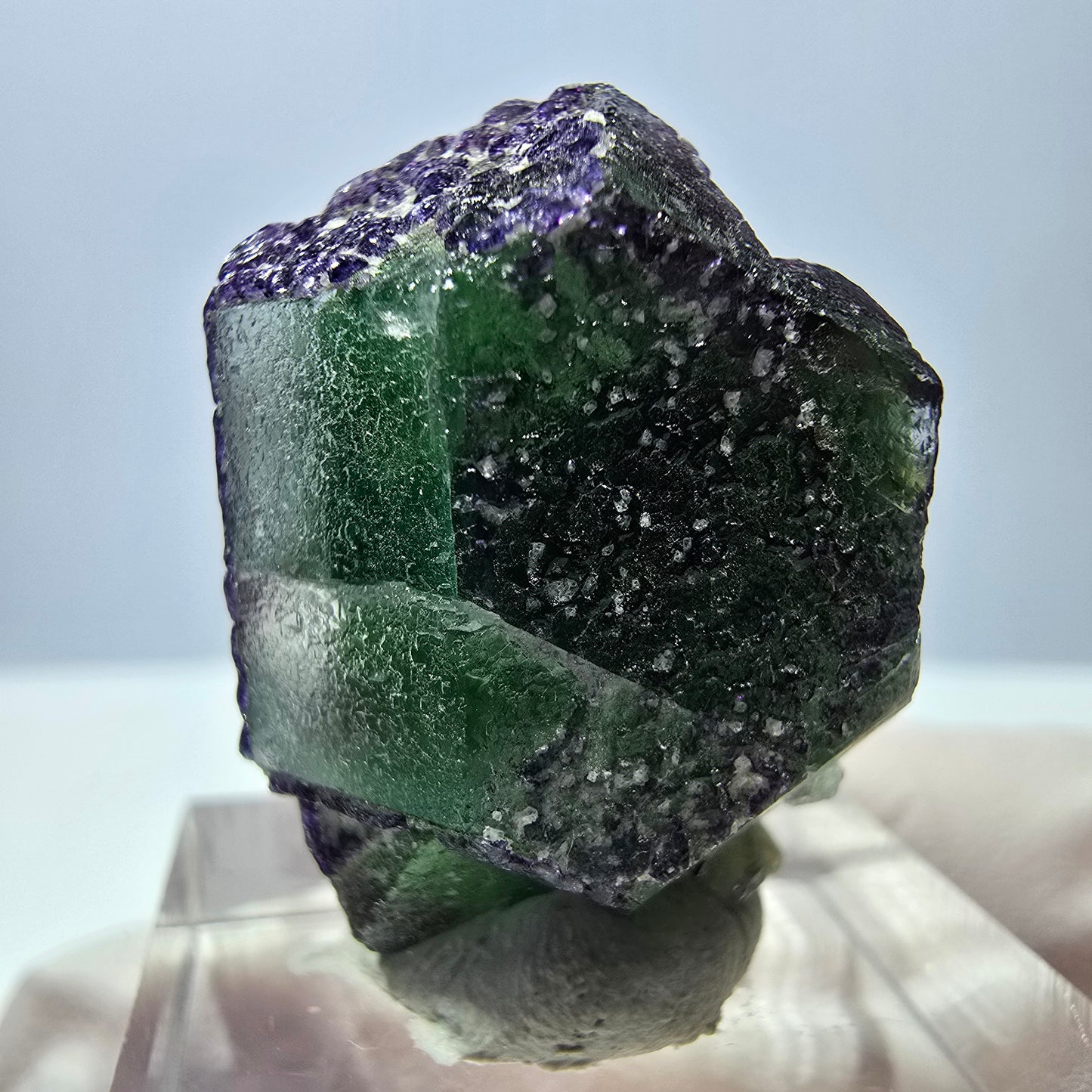 Cube hexagonal de fluorite fantôme, muscovite, tourmaline Schörl, Erongo, Namibie, 26 x 21 x 16 mm