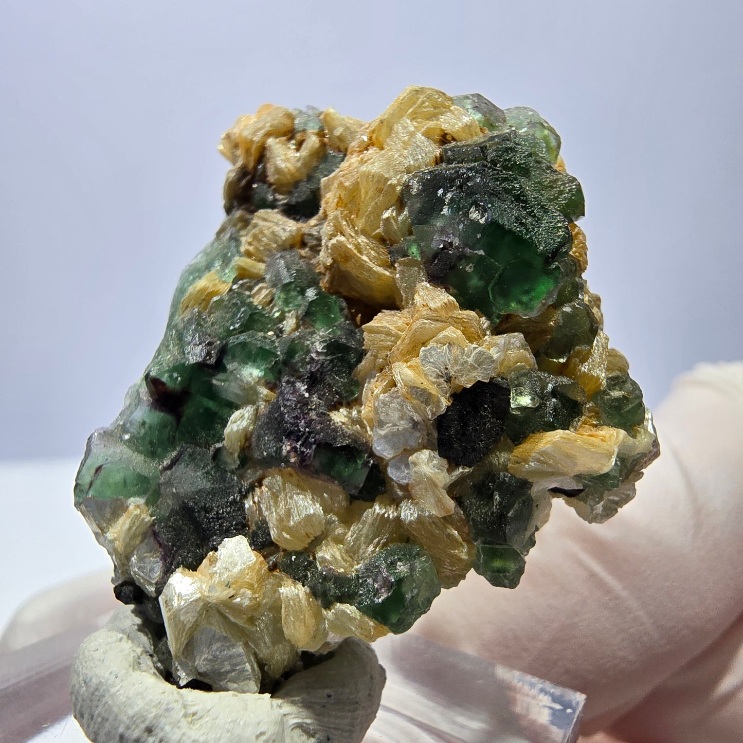 Cube de fluorite fantôme, muscovite et tourmaline Schorl, spécimen d'Erongo, Namibie, 37 x 34 x 18 mm