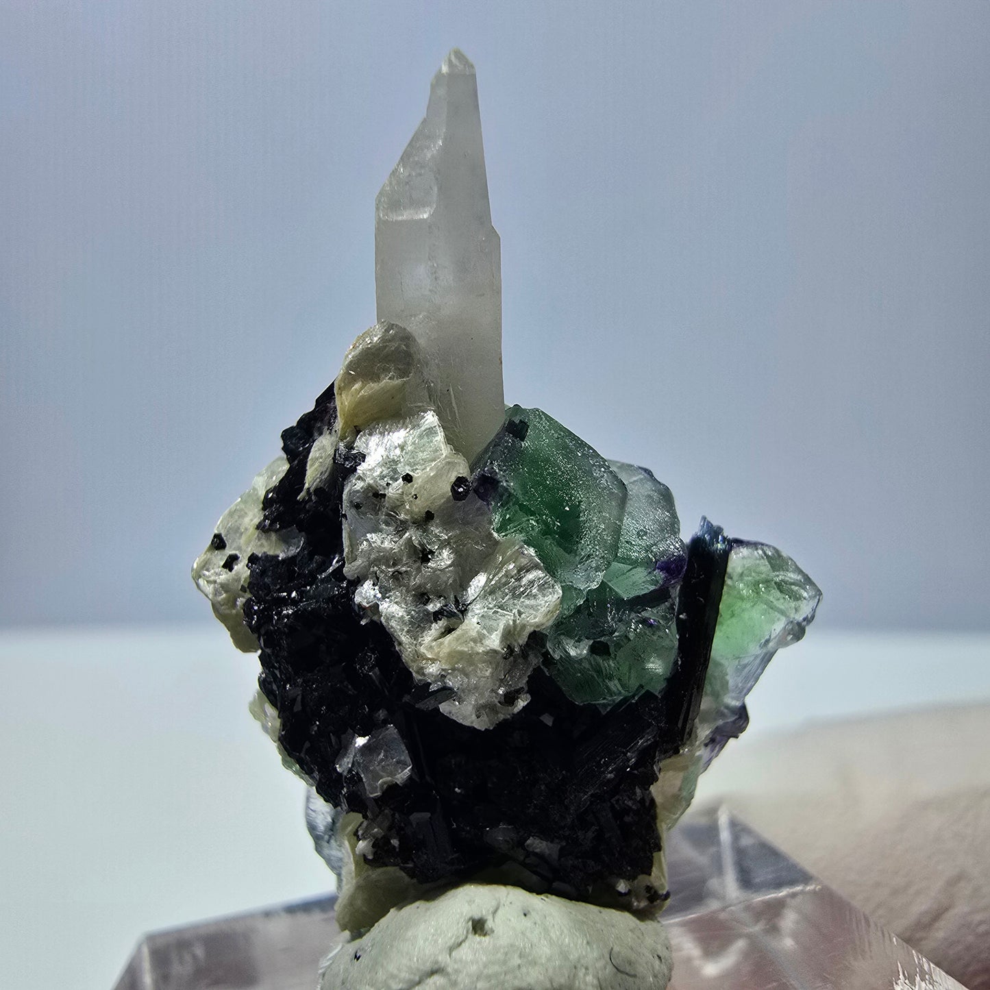 Cube de fluorite fantôme, quartz fumé, tourmaline schol, muscovite, Erongo, Namibie, 31 x 22 x 16 mm