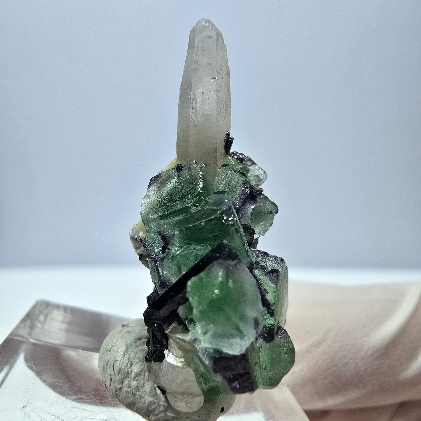 Cube de fluorite fantôme, quartz fumé, tourmaline schol, muscovite, Erongo, Namibie, 31 x 22 x 16 mm