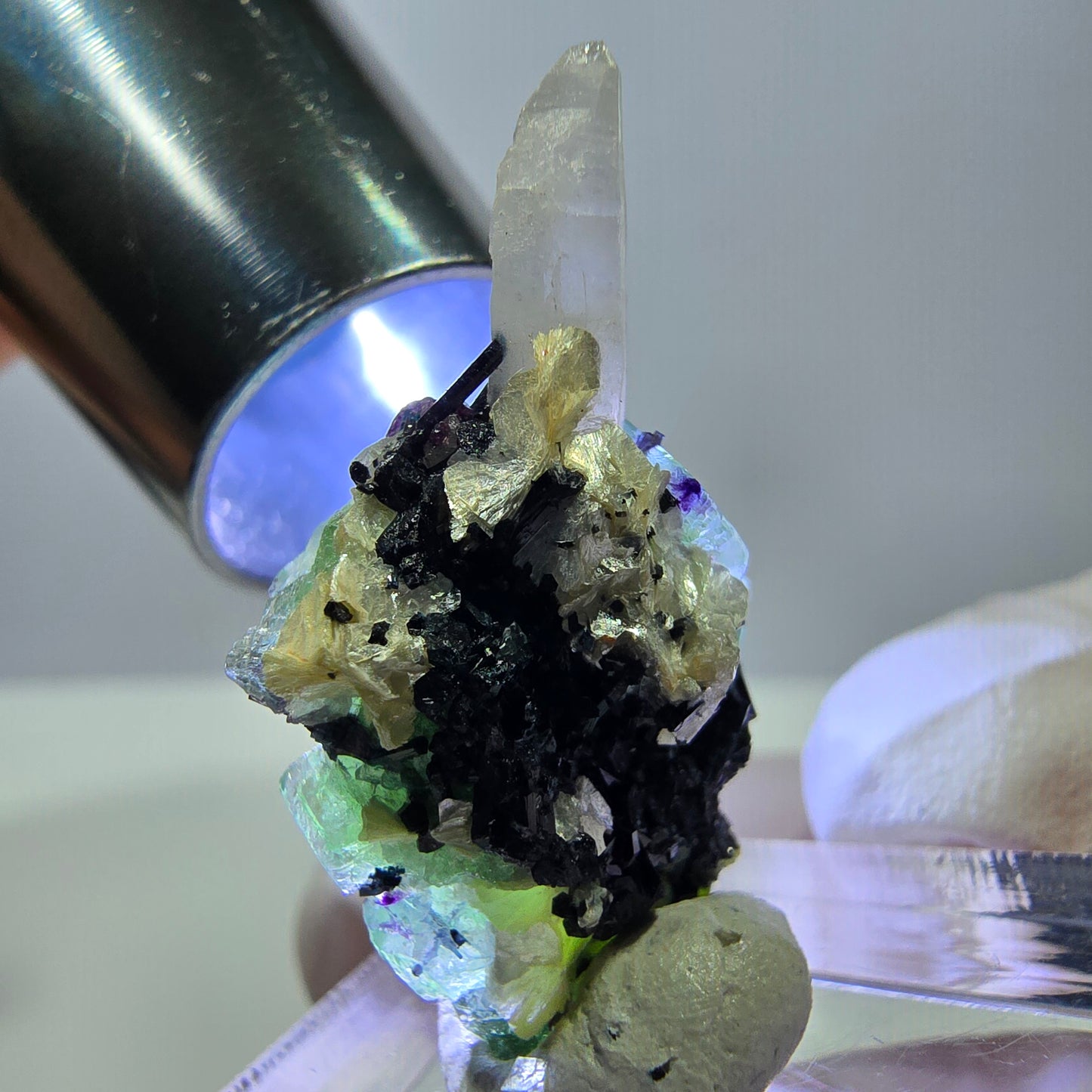 Cube de fluorite fantôme, quartz fumé, tourmaline schol, muscovite, Erongo, Namibie, 31 x 22 x 16 mm