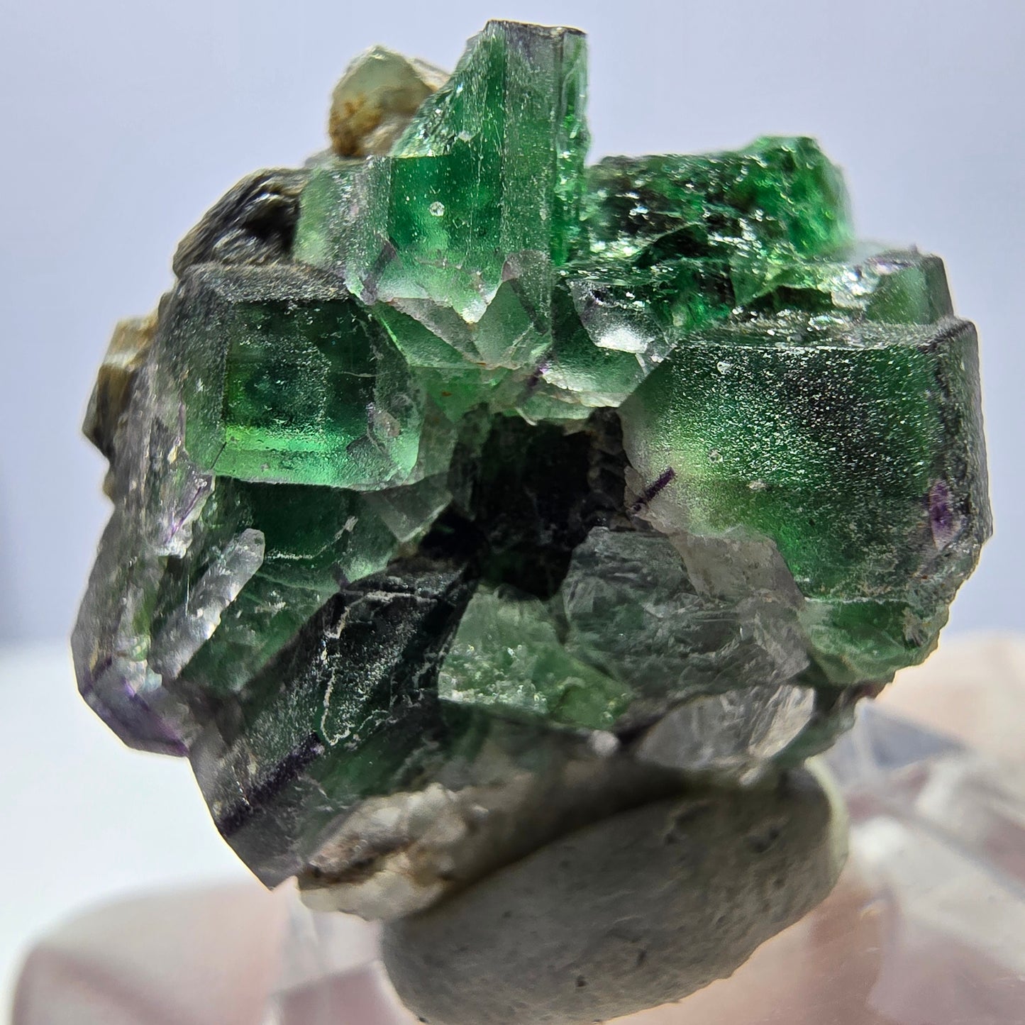 Cube hexagonal de fluorite fantôme, muscovite, tourmaline Schörl, Erongo, Namibie 26 x 24 x 24 mm