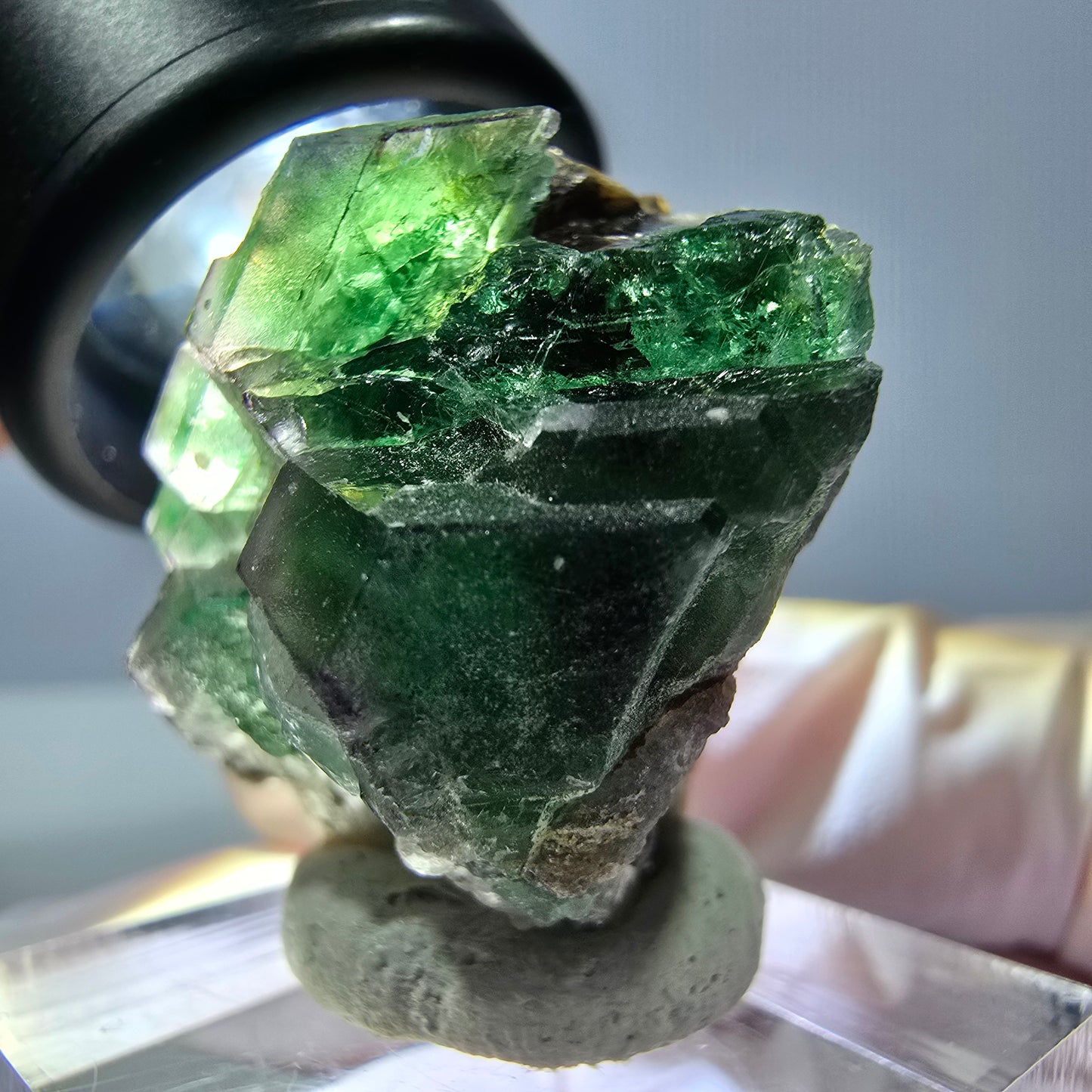 Cube hexagonal de fluorite fantôme, muscovite, tourmaline Schörl, Erongo, Namibie 26 x 24 x 24 mm