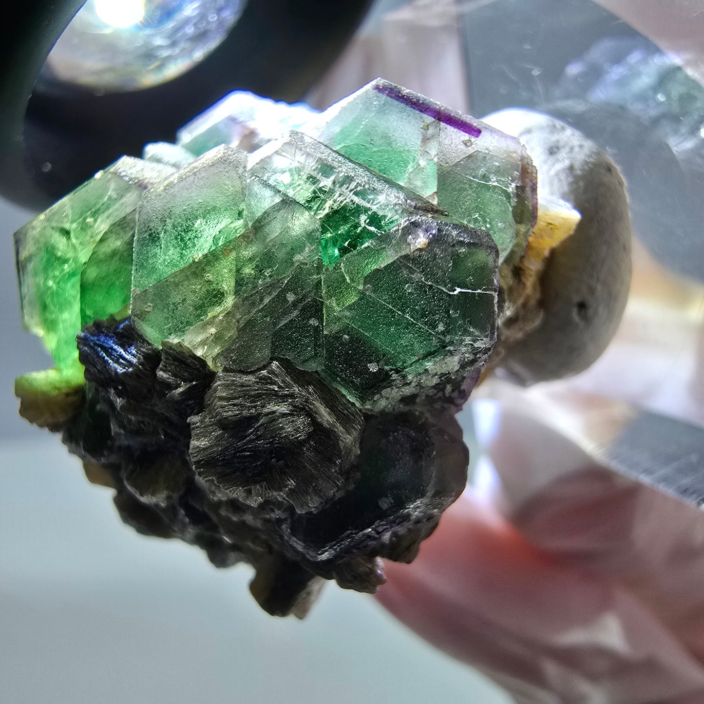 Cube hexagonal de fluorite fantôme, muscovite, tourmaline Schörl, Erongo, Namibie 26 x 24 x 24 mm