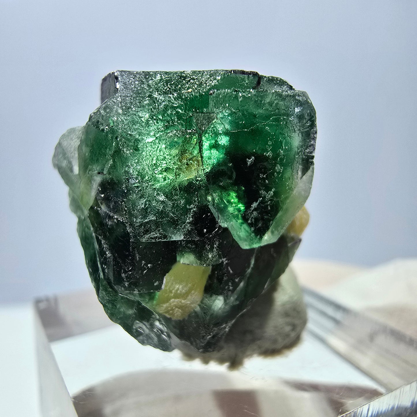 Cube de fluorite fantôme, zonal, spécimen de muscovite, Erongo, Namibie, 21 x 20 x 19 mm