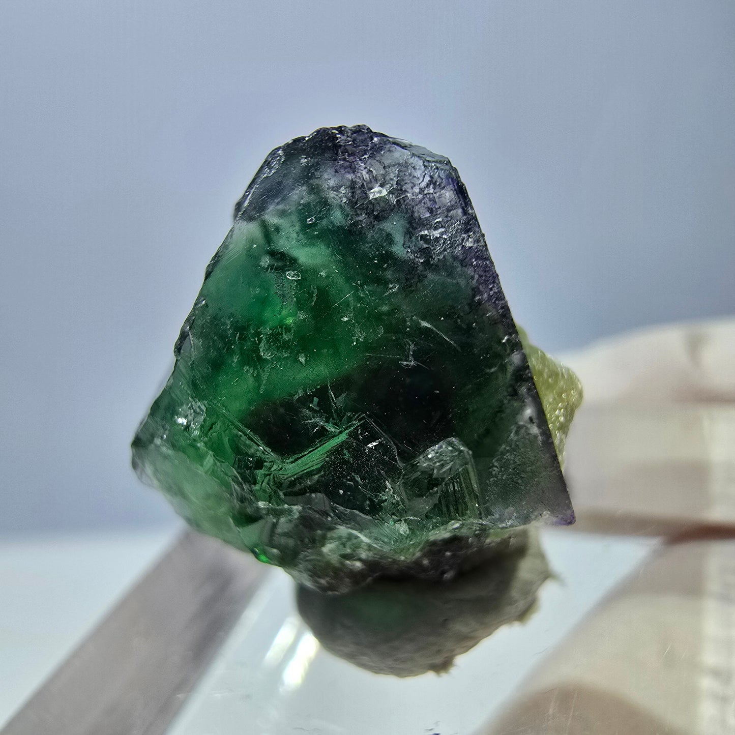 Cube de fluorite fantôme, zonal, spécimen de muscovite, Erongo, Namibie, 16 x 15 x 10 mm