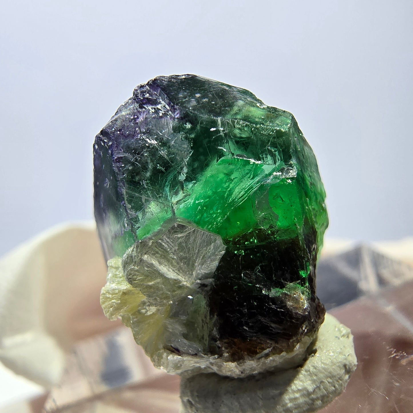 Cube de fluorite fantôme, zonal, spécimen de muscovite, Erongo, Namibie, 16 x 15 x 10 mm