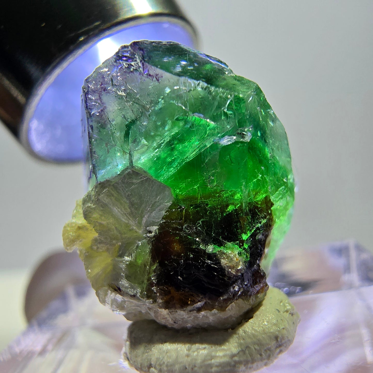Cube de fluorite fantôme, zonal, spécimen de muscovite, Erongo, Namibie, 16 x 15 x 10 mm