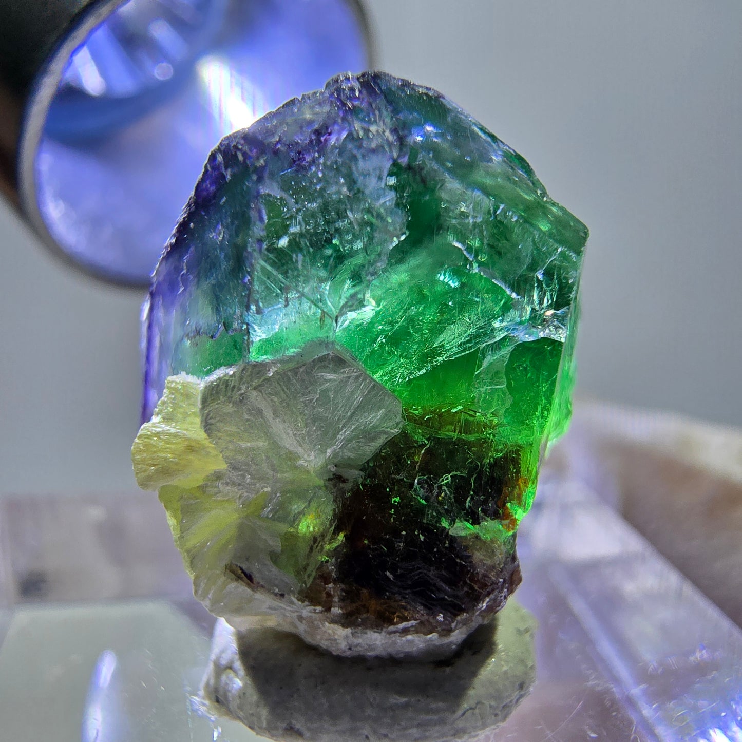 Cube de fluorite fantôme, zonal, spécimen de muscovite, Erongo, Namibie, 16 x 15 x 10 mm