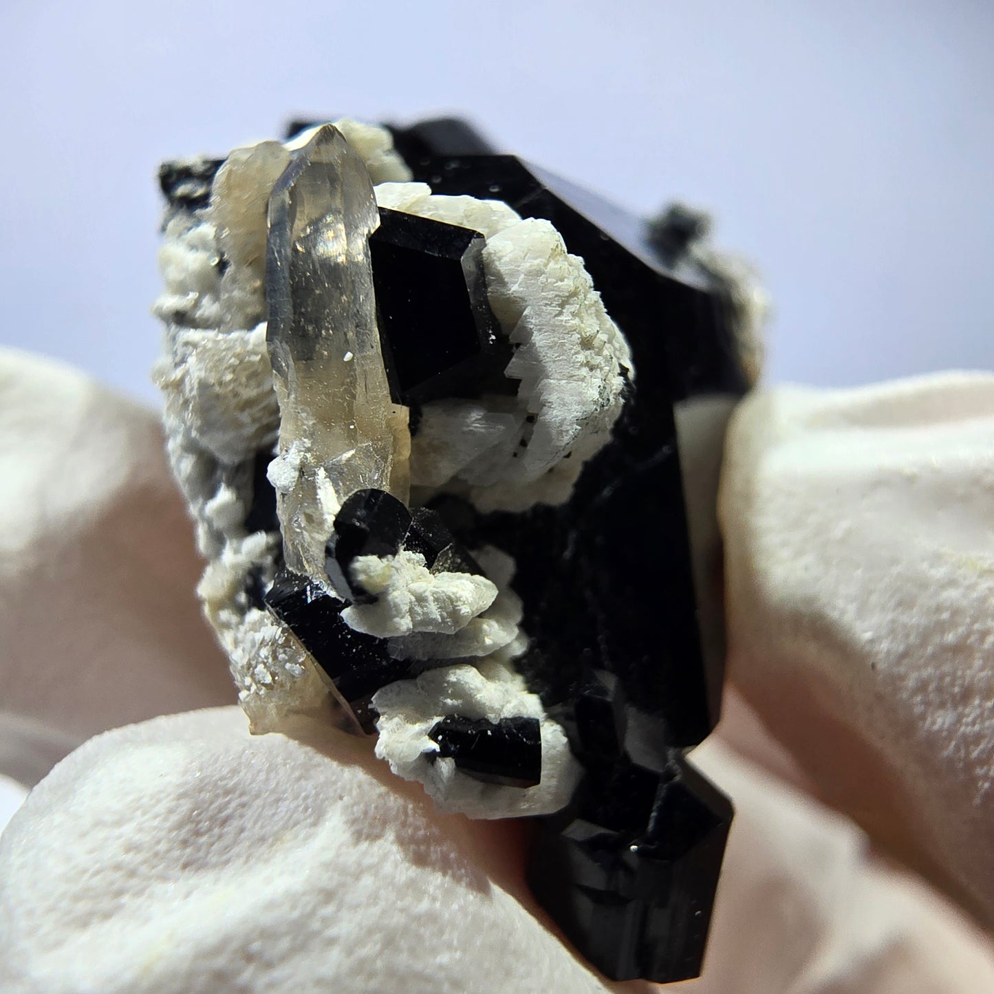 Spécimen de tourmaline Schorl, hyalite, quartz fumé et orthose, Erongo, Namibie, 33 x 23 x 19 mm