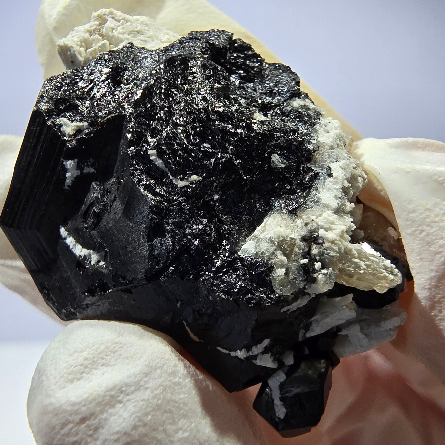 Spécimen de tourmaline Schorl, hyalite, quartz fumé et orthose, Erongo, Namibie, 33 x 23 x 19 mm