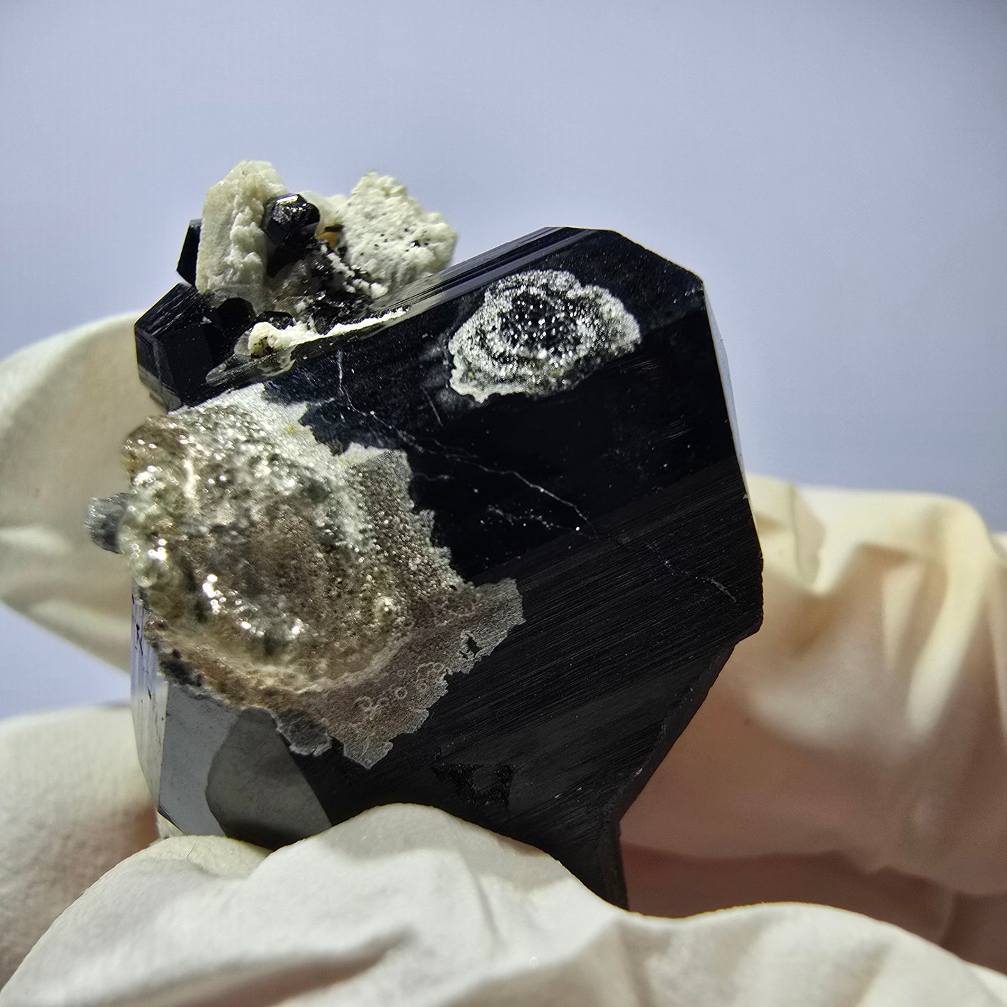 Spécimen de tourmaline Schorl, hyalite, quartz fumé et orthose, Erongo, Namibie, 33 x 23 x 19 mm