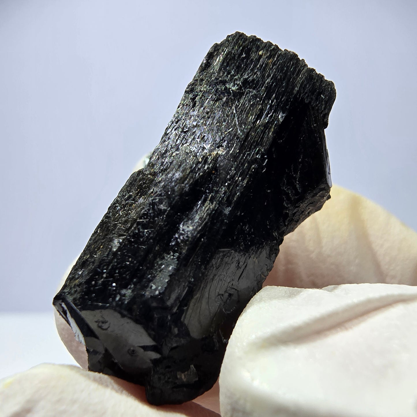 Rare spécimen de tourmaline Schorl et de fluorite cubique, Erongo, Namibie, 32 x 21 x 14 mm