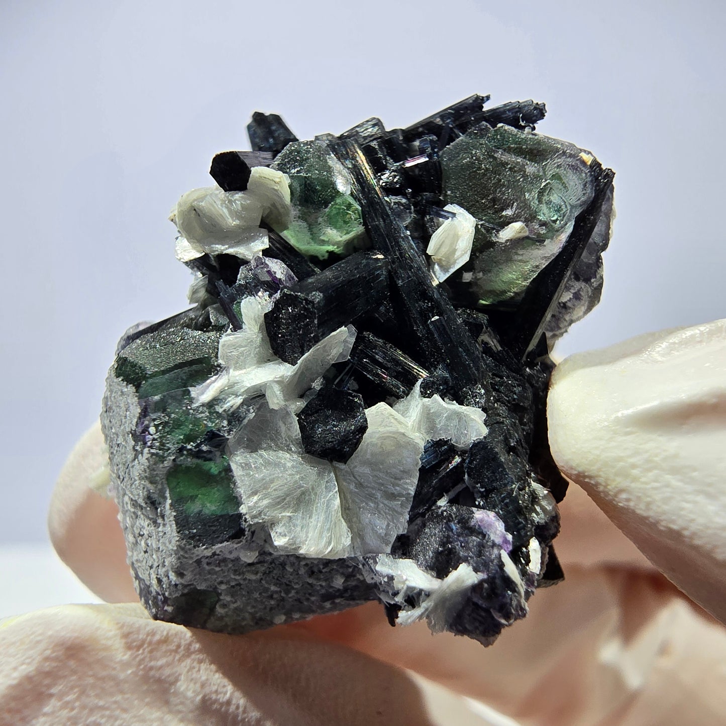 Tourmaline Schorl rare, cube de fluorite, spécimen de muscovite, Erongo, Namibie, 30 x 23 x 21 mm