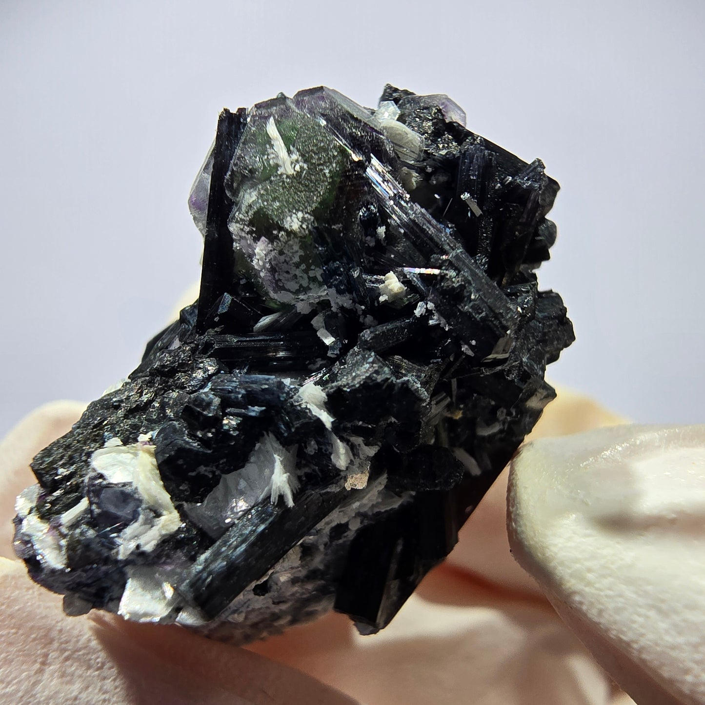 Tourmaline Schorl rare, cube de fluorite, spécimen de muscovite, Erongo, Namibie, 30 x 23 x 21 mm