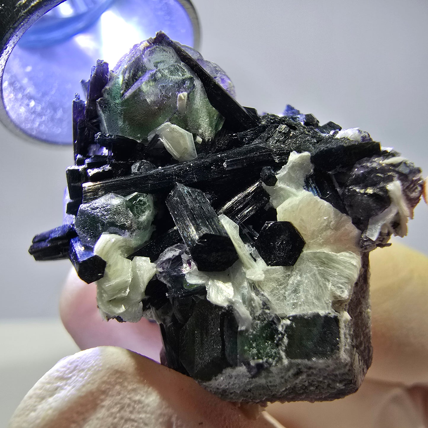 Tourmaline Schorl rare, cube de fluorite, spécimen de muscovite, Erongo, Namibie, 30 x 23 x 21 mm