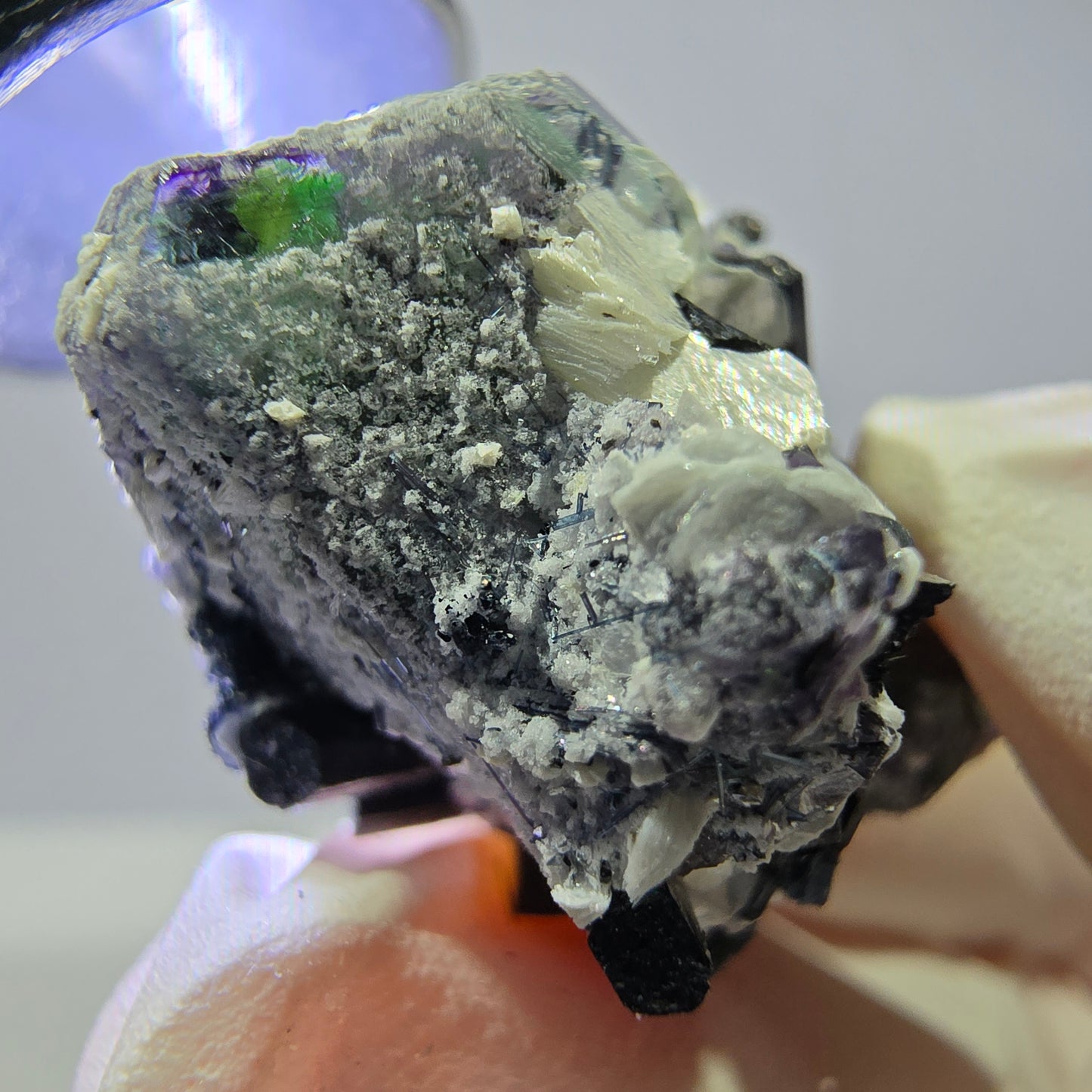 Tourmaline Schorl rare, cube de fluorite, spécimen de muscovite, Erongo, Namibie, 30 x 23 x 21 mm