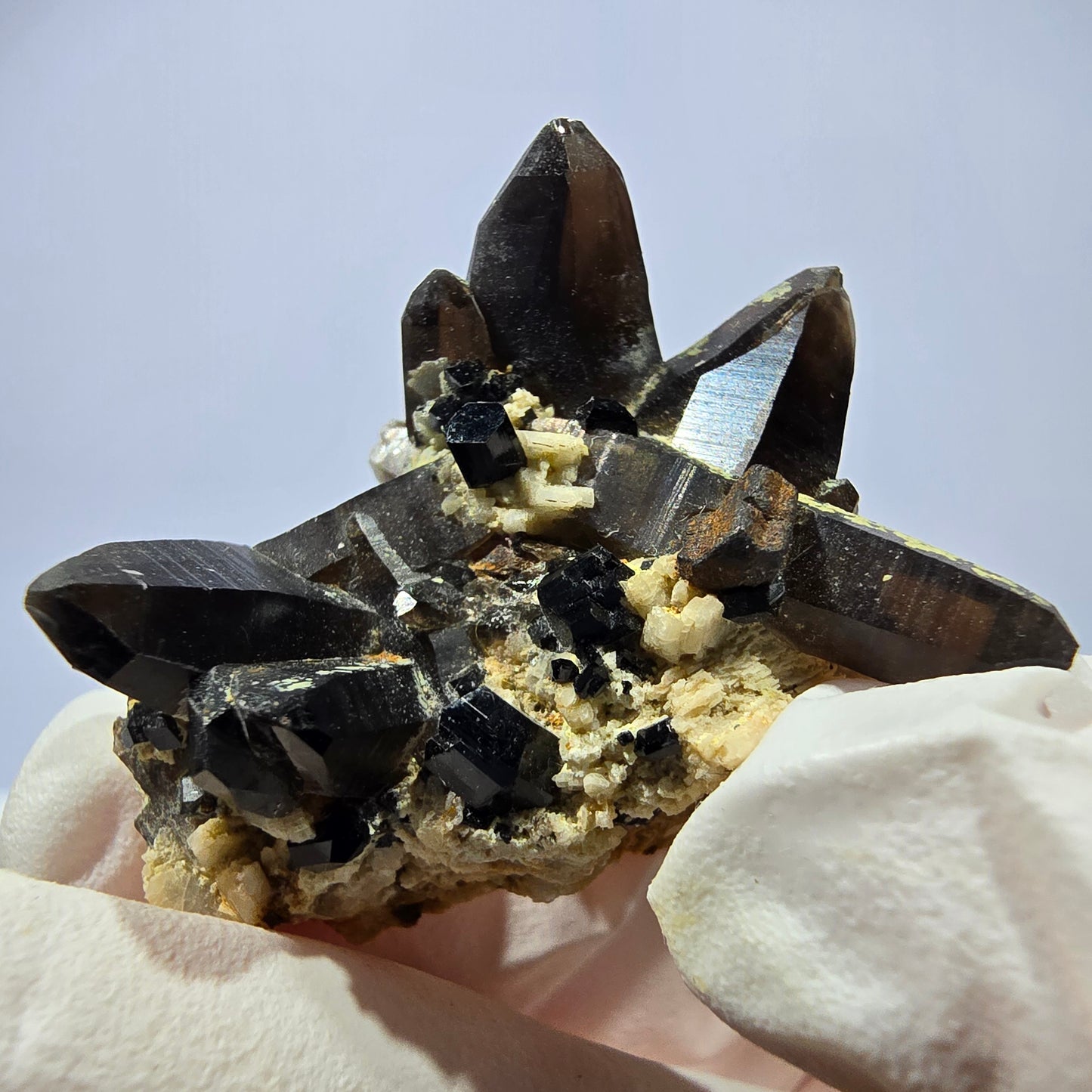 Spécimen rare de tourmaline Schorl, quartz fumé et hyalite, Erongo, Namibie, 37 x 29 x 19 mm